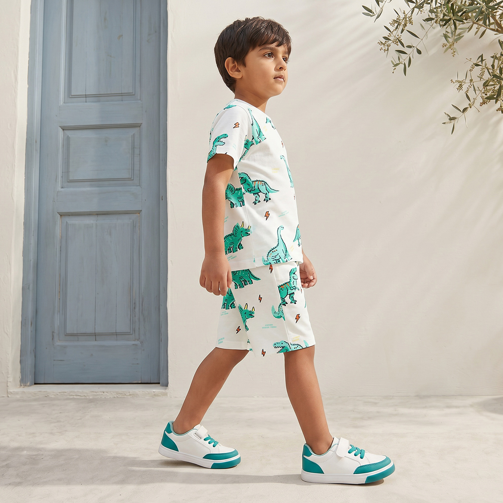 طقم شورت وتيشيرت بياقة ضيقة وأكمام قصيرة وطبعات من جونيورز-boys-clothing-setsandcoords-image-6