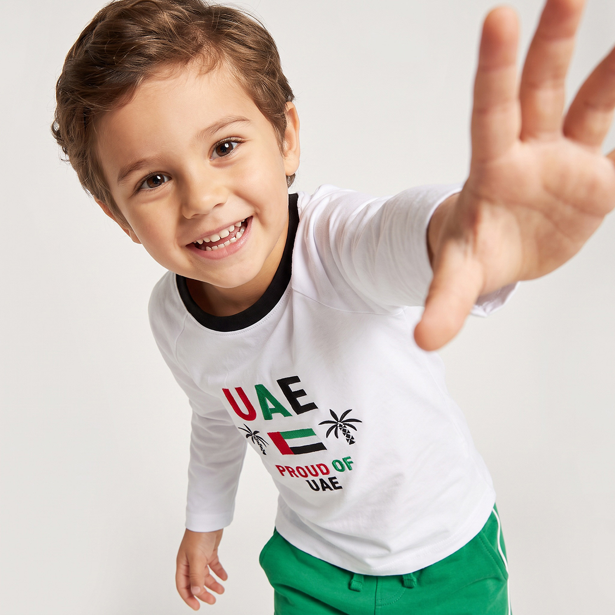 تيشيرت بياقة ضيقة وأكمام طويلة وتطريز من جونيورز-boys-clothing-tshirtsandpolos-image-1