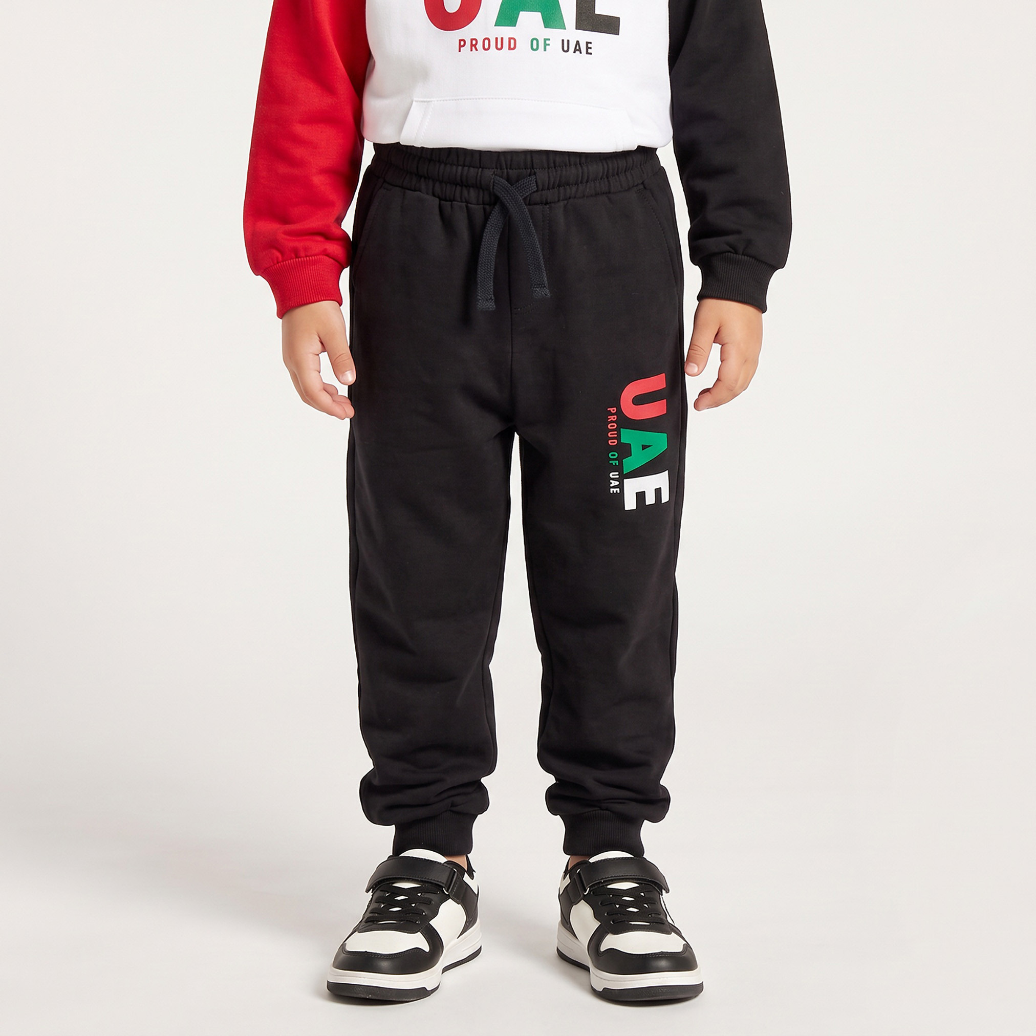 Juniors Crew Neck Long Sleeves Sweatshirt and Joggers Set with UAE National Day Print-boys-clothing-setsandcoords-image-4
