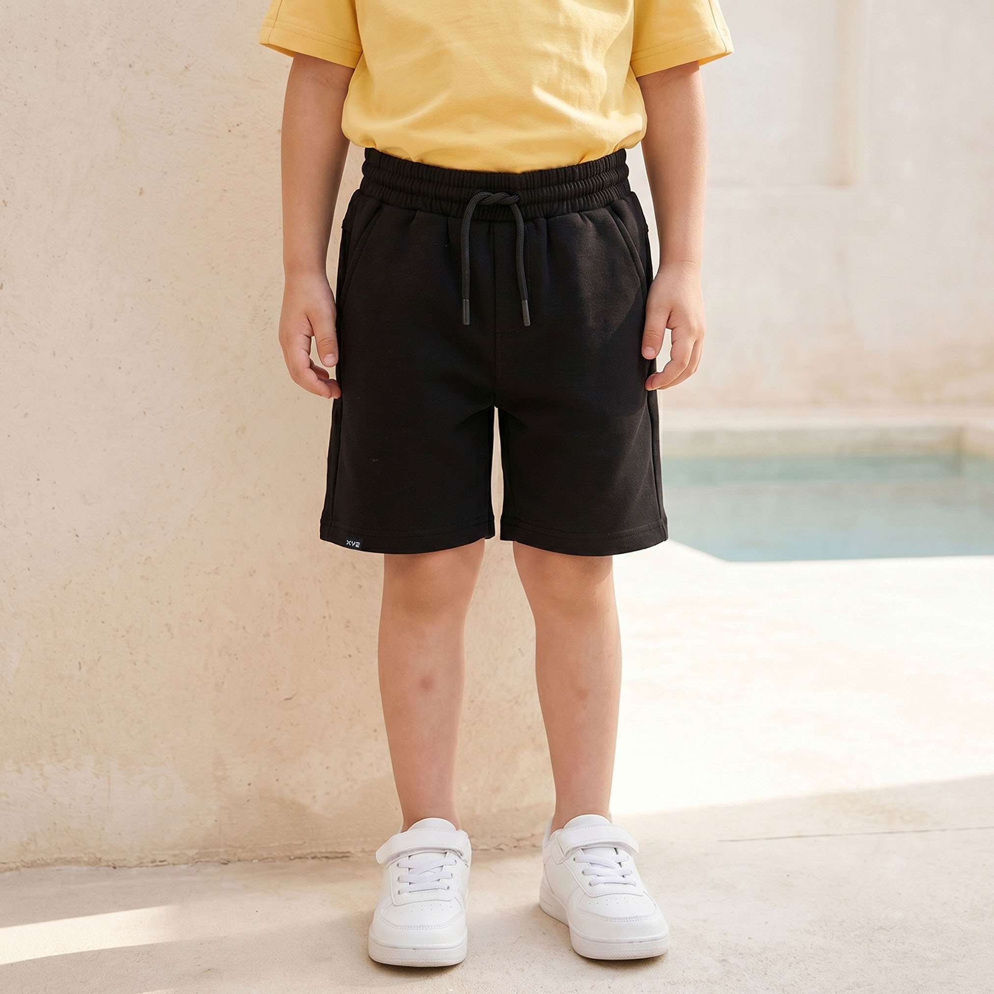 طقم تيشيرت بياقة دائرية وأكمام قصيرة مع شورت وتفاصيل حقيبة - إكس واي زي-boys-clothing-setsandcoords-image-3
