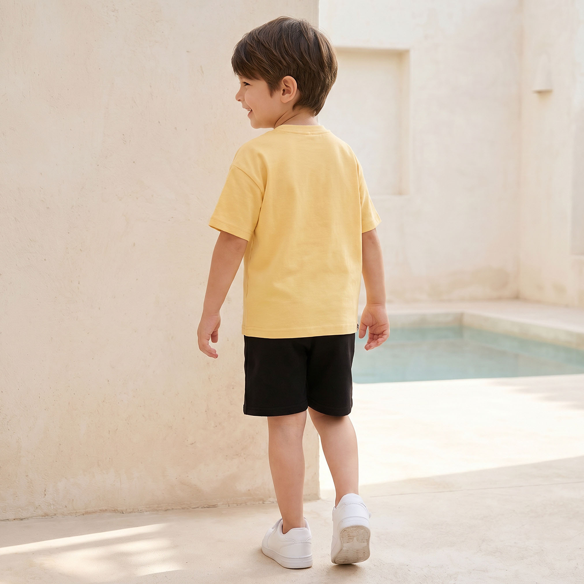 طقم تيشيرت بياقة دائرية وأكمام قصيرة مع شورت وتفاصيل حقيبة - إكس واي زي-boys-clothing-setsandcoords-image-4