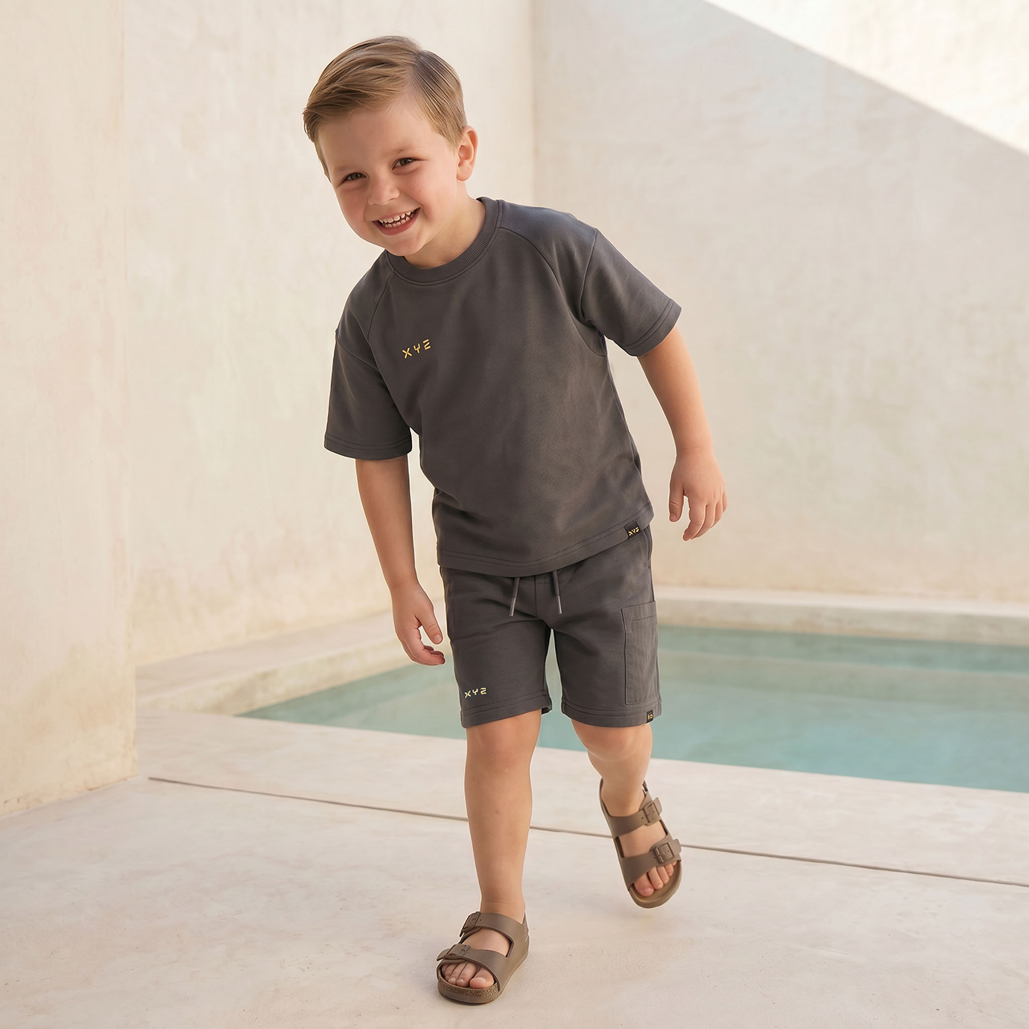 طقم تيشيرت بياقة ضيقة وأكمام قصيرة وشورت بطبعة شعار من إكس واي زي-boys-clothing-setsandcoords-image-1