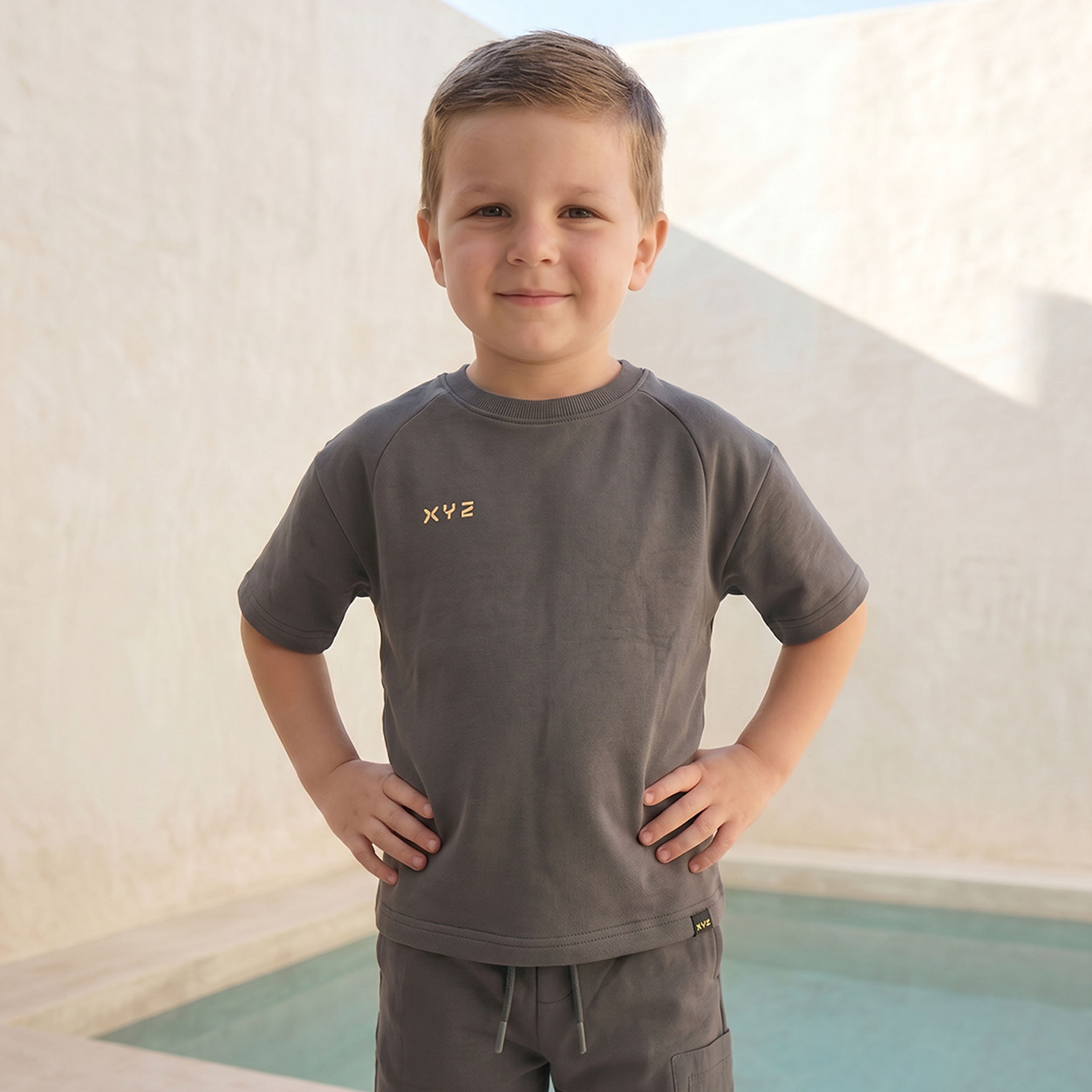طقم تيشيرت بياقة ضيقة وأكمام قصيرة وشورت بطبعة شعار من إكس واي زي-boys-clothing-setsandcoords-image-2