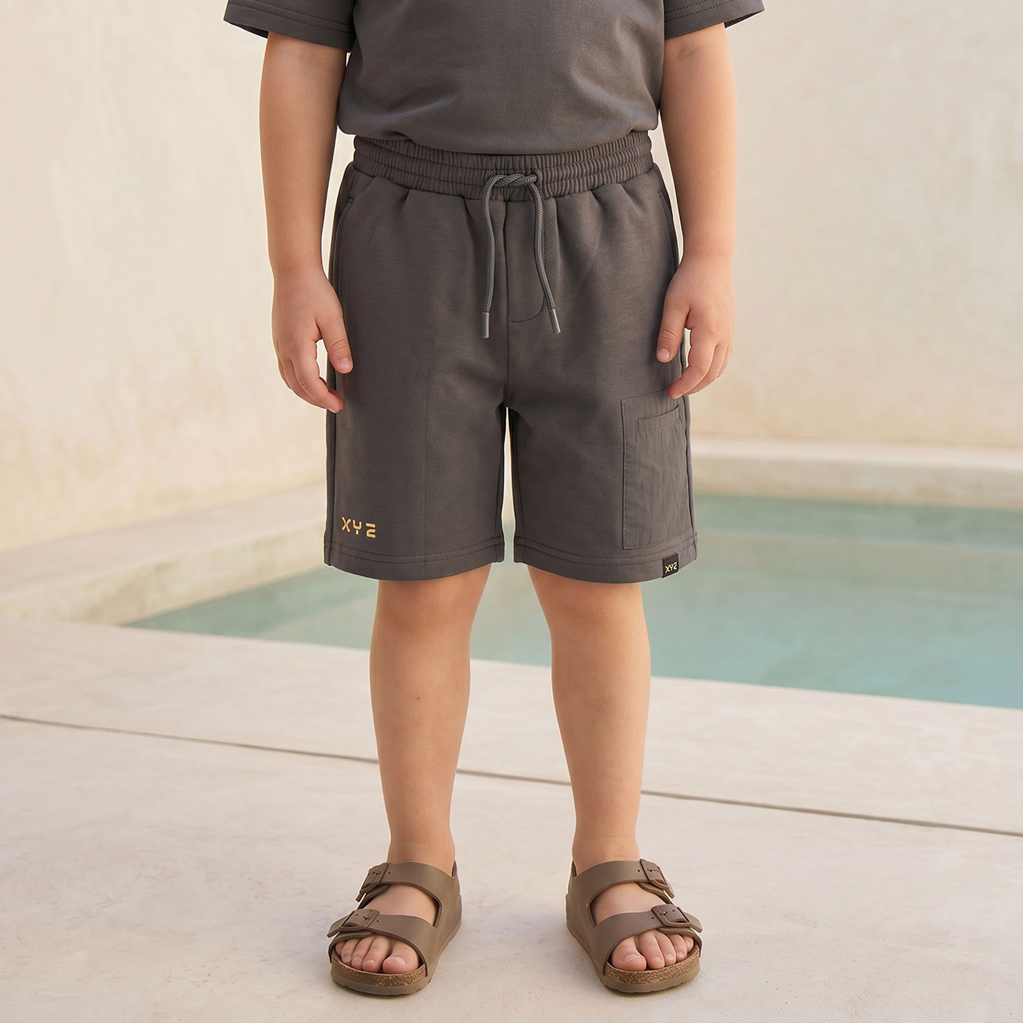 طقم تيشيرت بياقة ضيقة وأكمام قصيرة وشورت بطبعة شعار من إكس واي زي-boys-clothing-setsandcoords-image-3