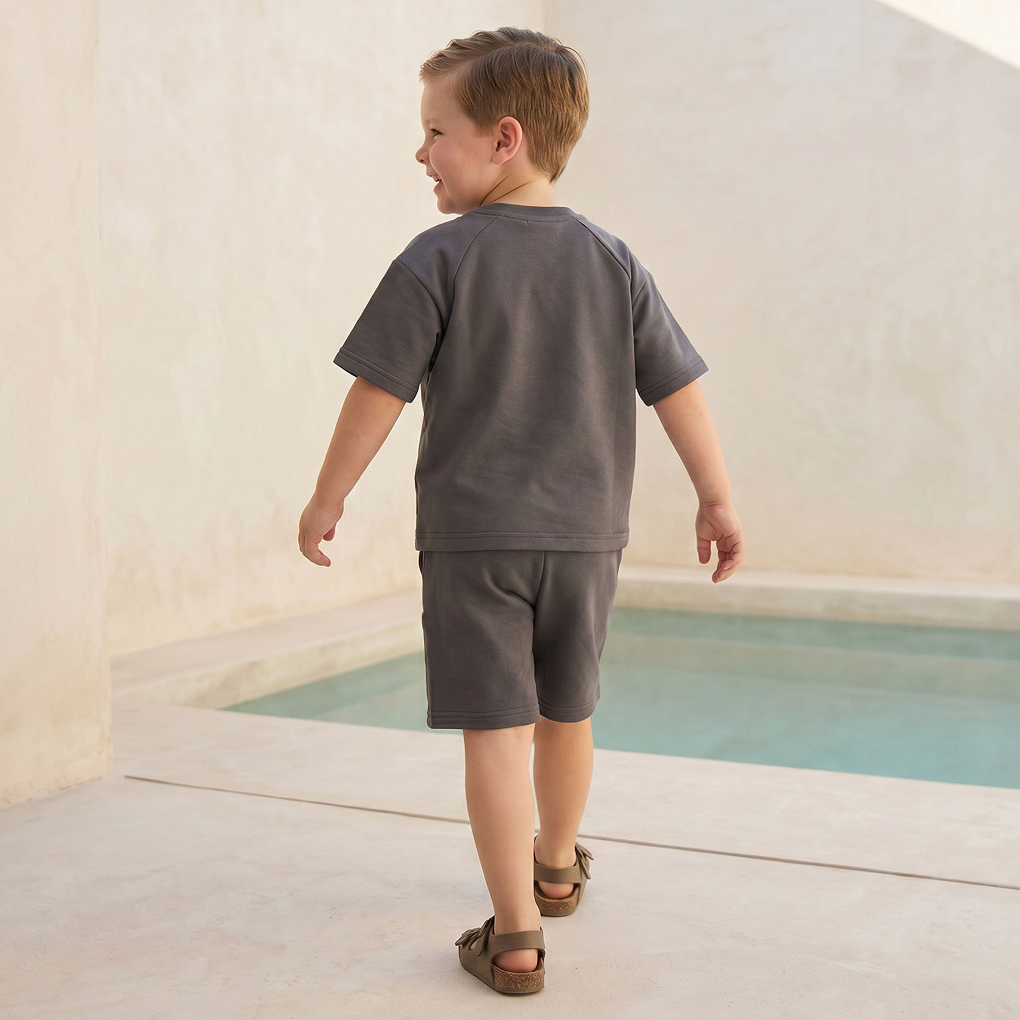 طقم تيشيرت بياقة ضيقة وأكمام قصيرة وشورت بطبعة شعار من إكس واي زي-boys-clothing-setsandcoords-image-4