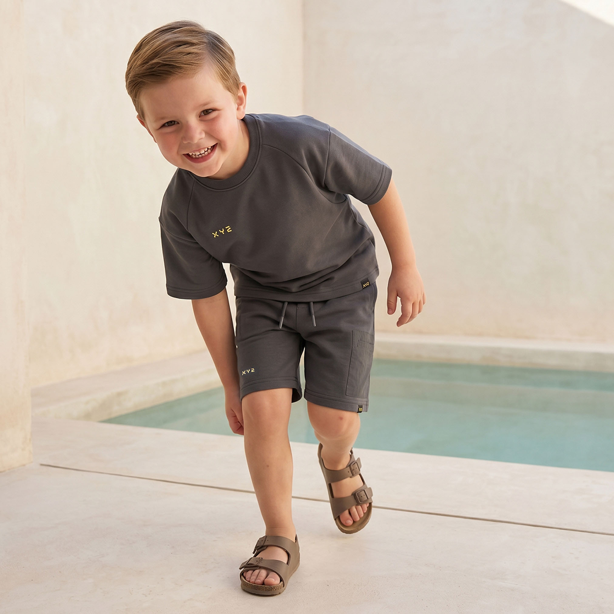 طقم تيشيرت بياقة ضيقة وأكمام قصيرة وشورت بطبعة شعار من إكس واي زي-boys-clothing-setsandcoords-image-7