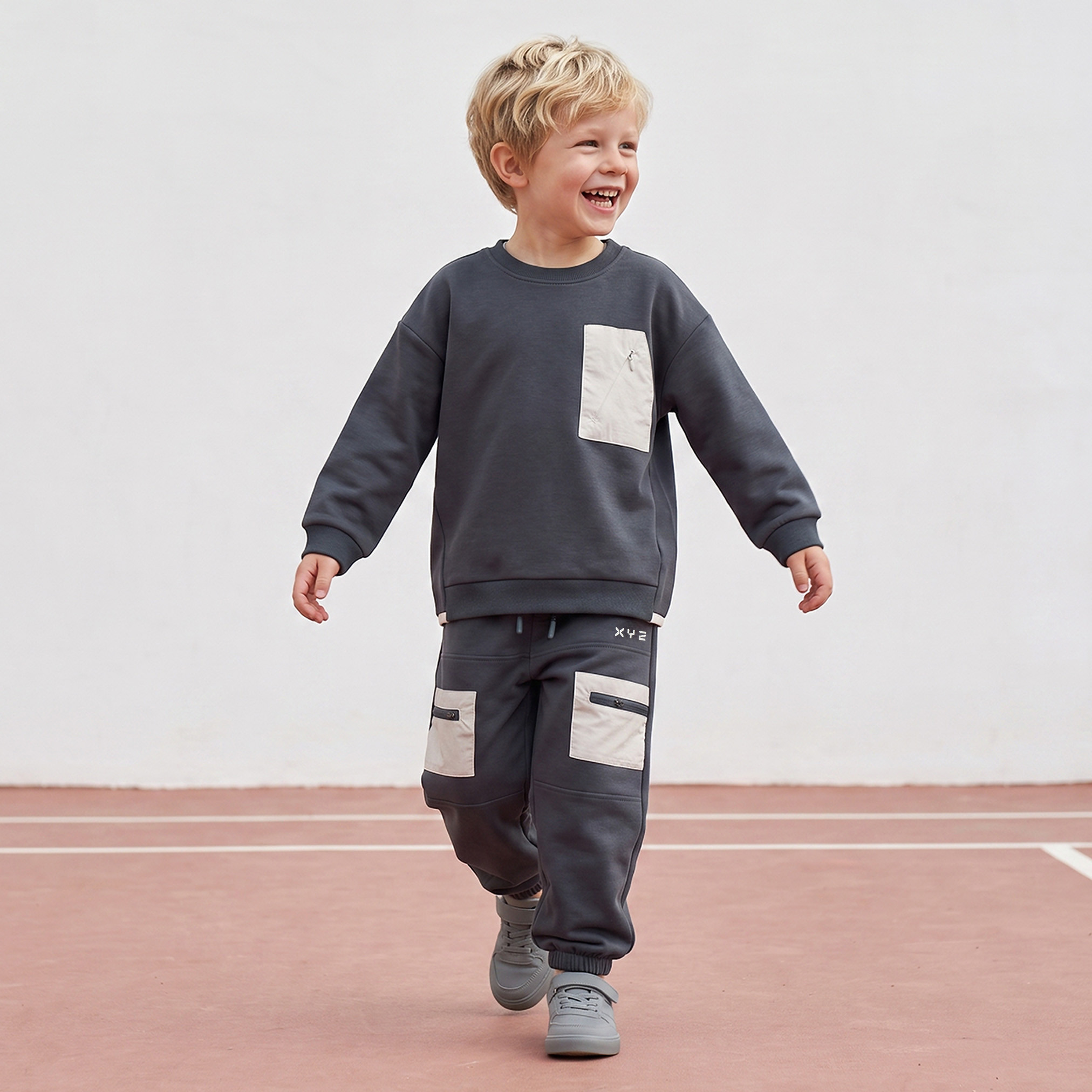 طقم بنطلون رياضي وسويت شيرت بأكمام طويلة ورقبة ضيقة وبتصميم قوالب ملونة من إكس واي زي-boys-clothing-setsandcoords-image-1