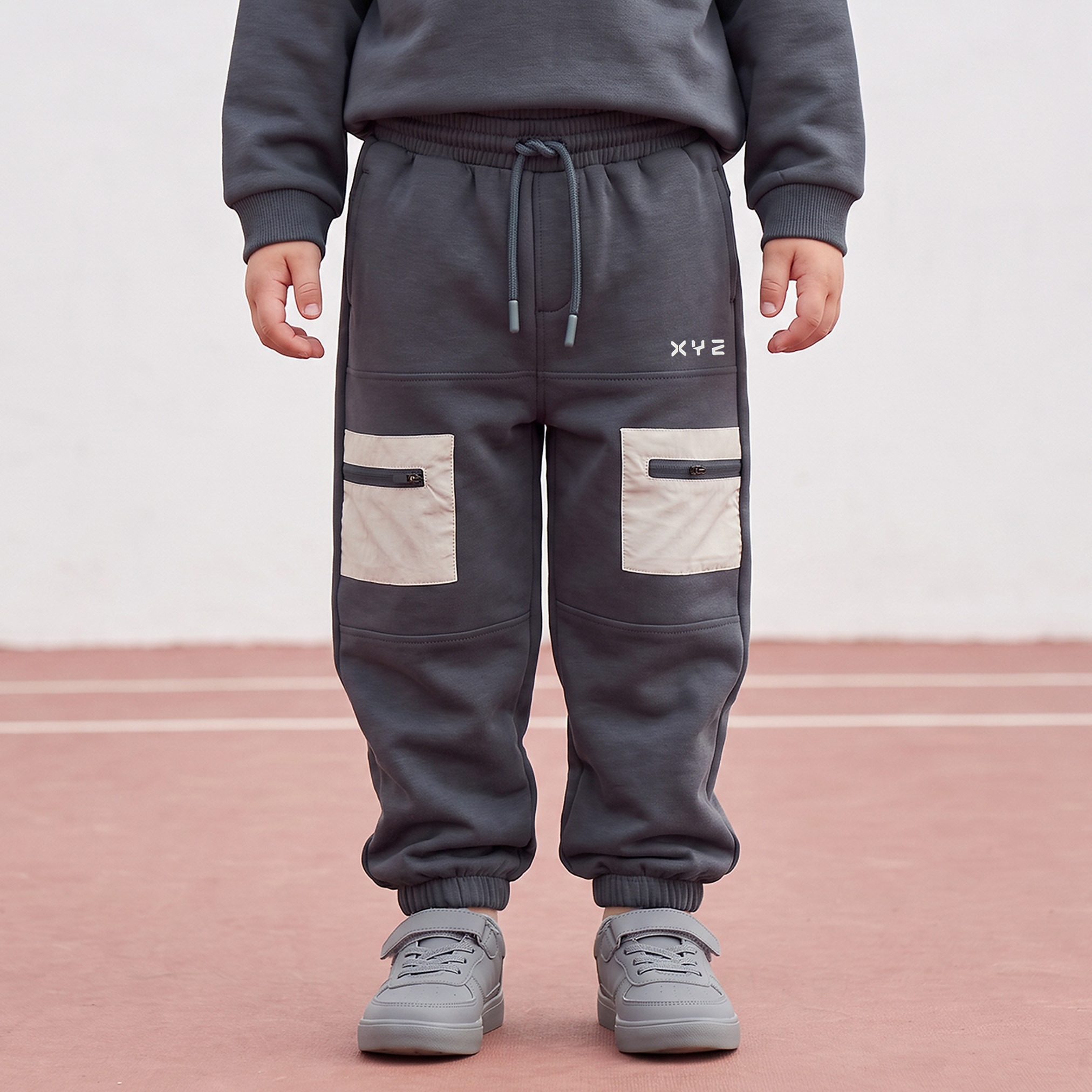 طقم بنطلون رياضي وسويت شيرت بأكمام طويلة ورقبة ضيقة وبتصميم قوالب ملونة من إكس واي زي-boys-clothing-setsandcoords-image-3
