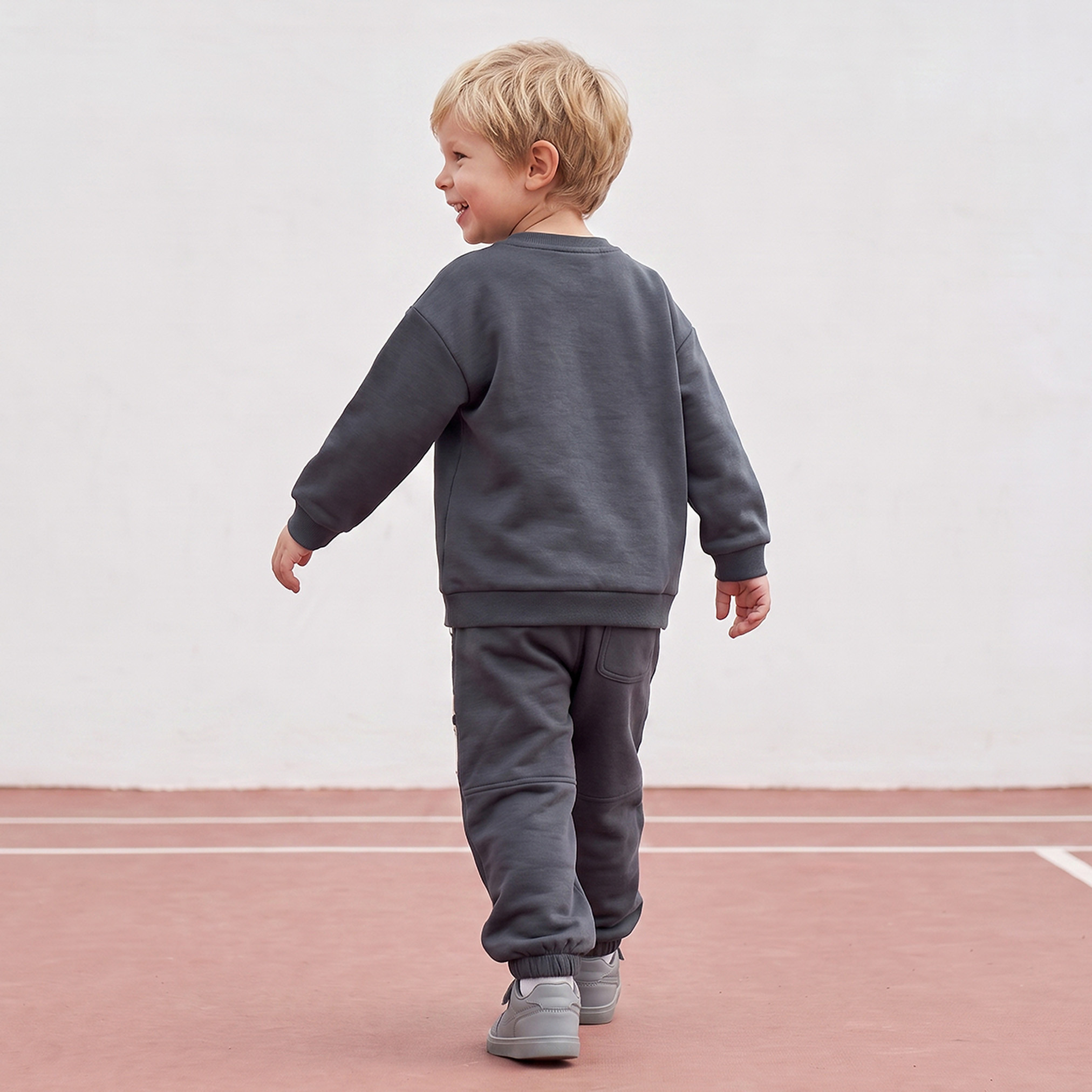 طقم بنطلون رياضي وسويت شيرت بأكمام طويلة ورقبة ضيقة وبتصميم قوالب ملونة من إكس واي زي-boys-clothing-setsandcoords-image-4