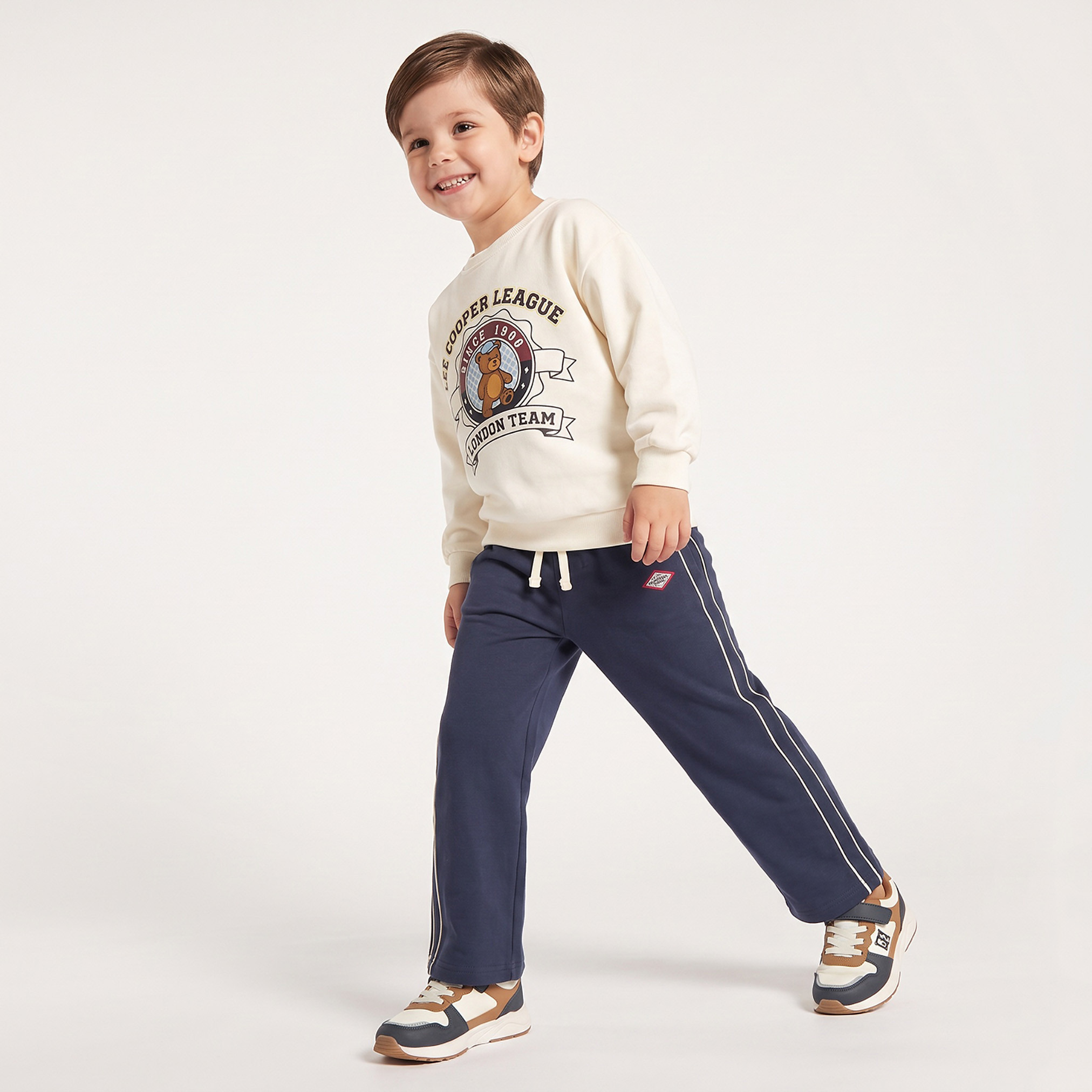 طقم سويت شيرت بياقة ضيقة وأكمام طويلة وطبعات دب مع بنطلون من لي كوبر-boys-clothing-setsandcoords-image-1