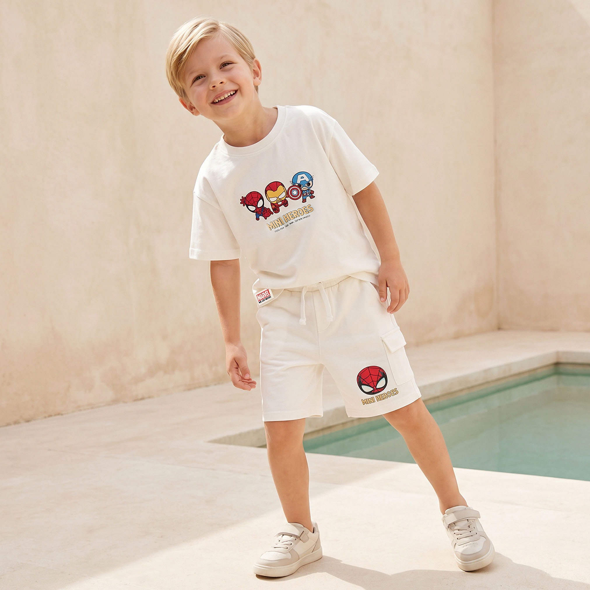 طقم تيشيرت بياقة ضيقة وأكمام قصيرة وشورت بطبعات-boys-clothing-setsandcoords-image-1