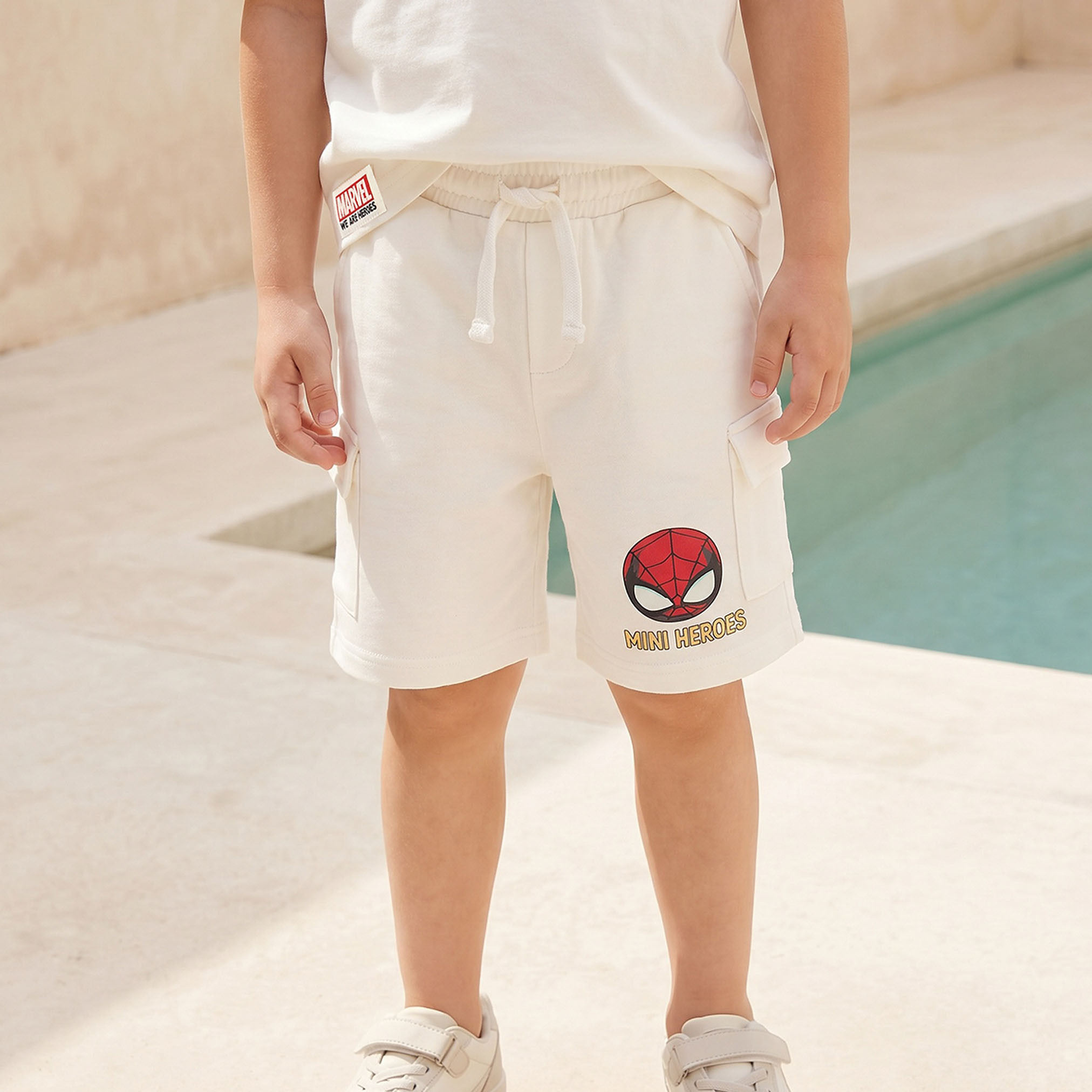 طقم تيشيرت بياقة ضيقة وأكمام قصيرة وشورت بطبعات-boys-clothing-setsandcoords-image-3