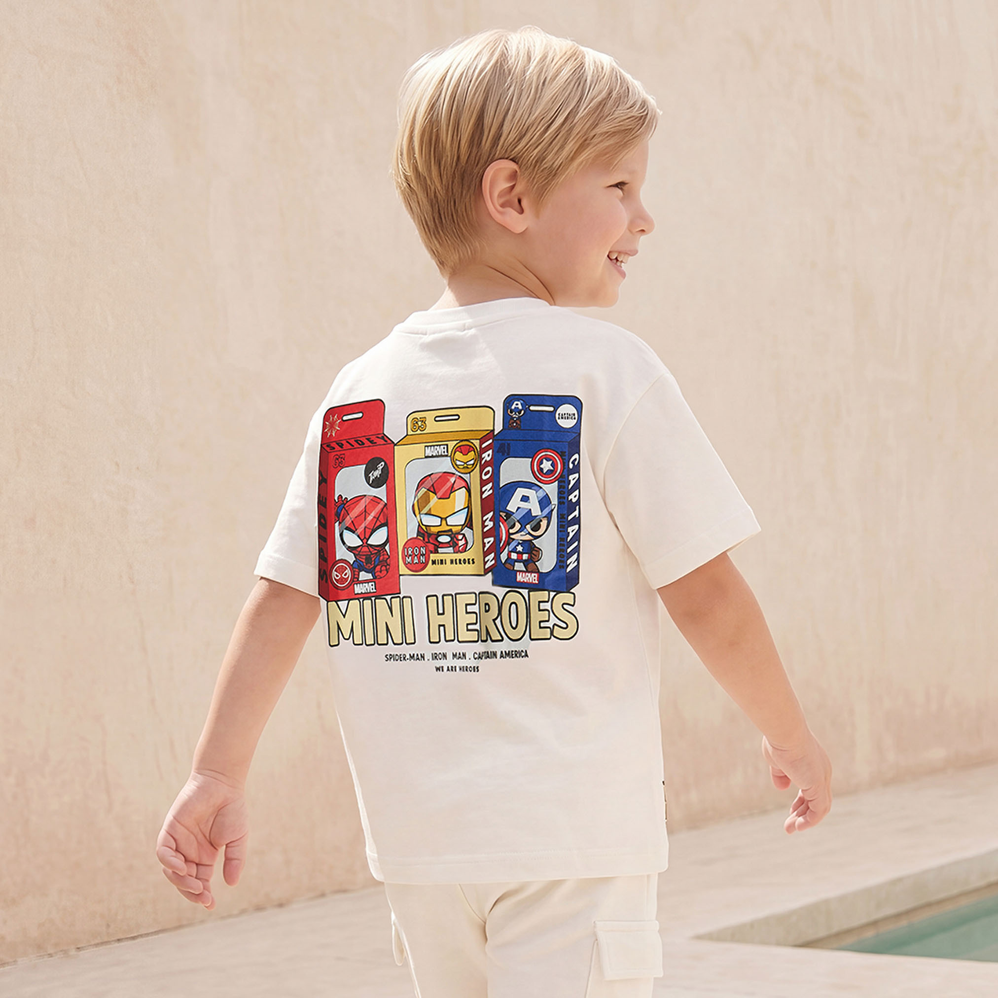 طقم تيشيرت بياقة ضيقة وأكمام قصيرة وشورت بطبعات-boys-clothing-setsandcoords-image-4
