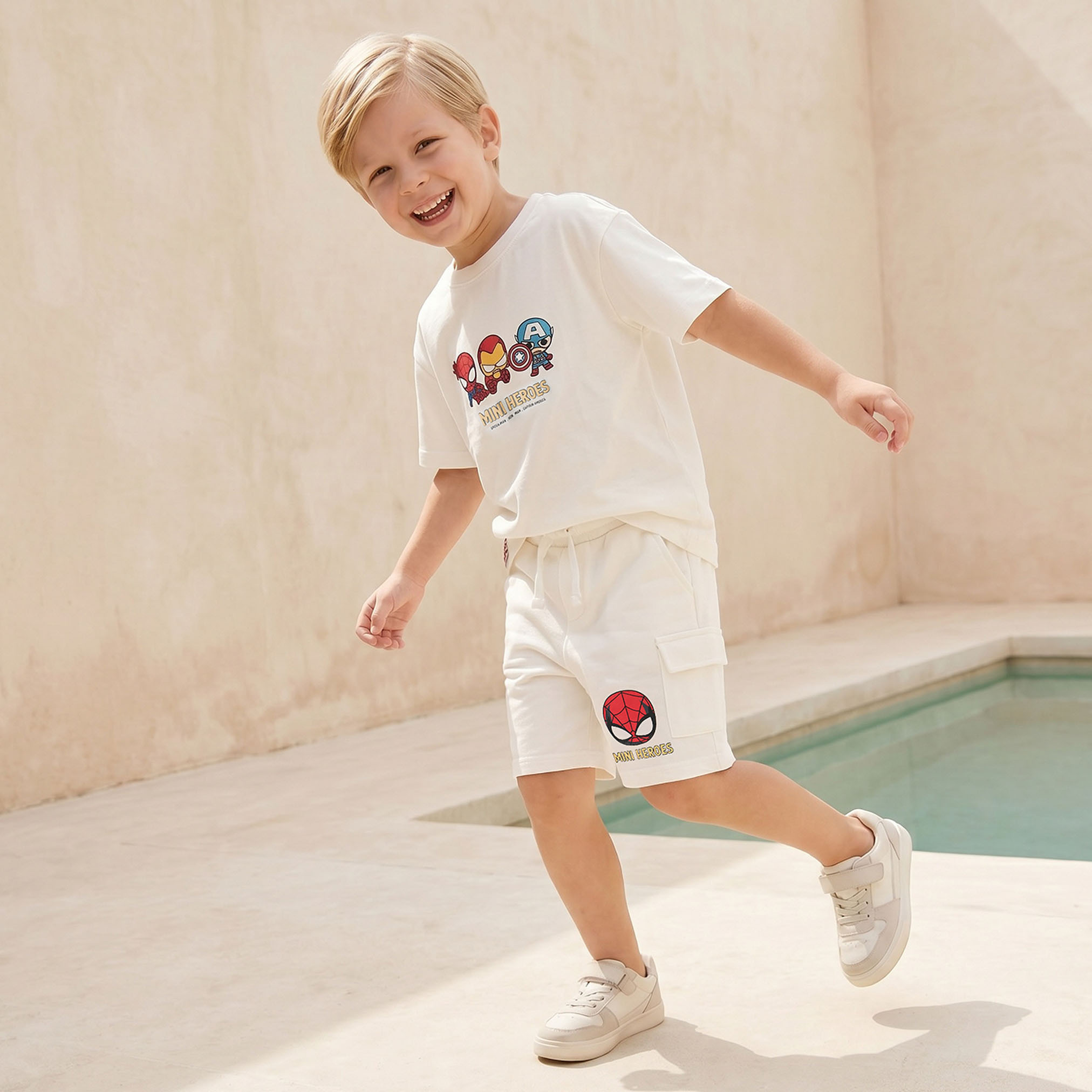 طقم تيشيرت بياقة ضيقة وأكمام قصيرة وشورت بطبعات-boys-clothing-setsandcoords-image-7