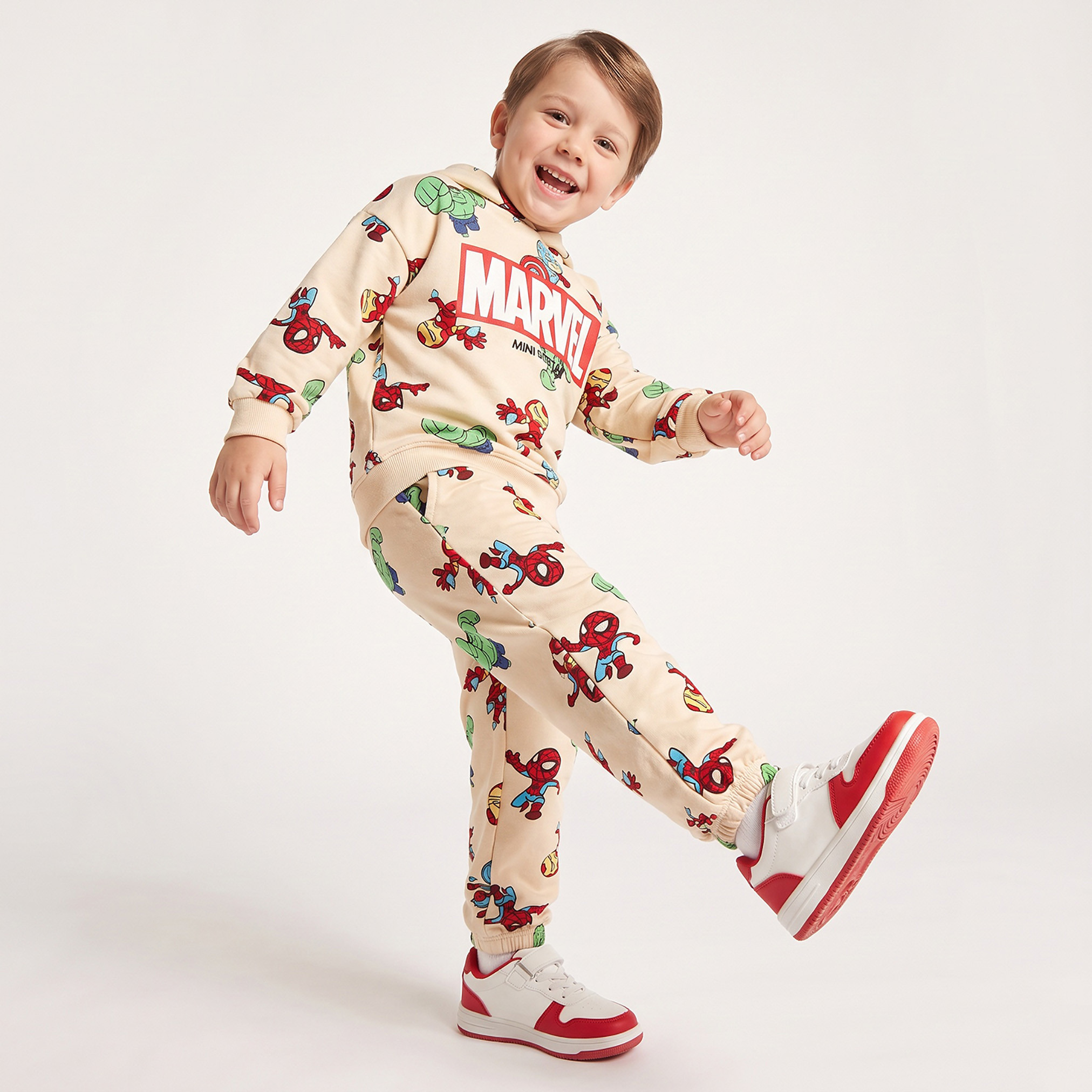 طقم سويت شيرت بياقة بقبعة بأكمام طويلة وبنطلون رياضي بطبعات أفنجرز-boys-clothing-setsandcoords-image-1