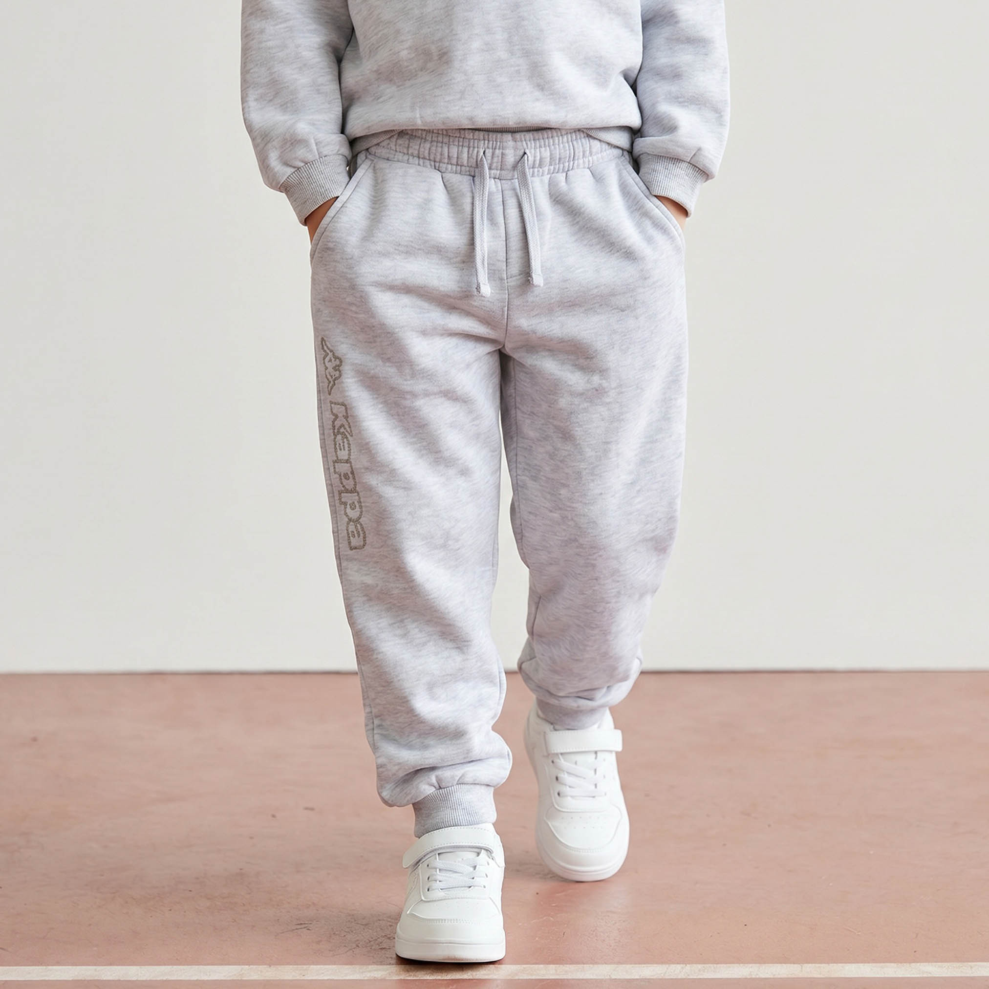 بنطلون رياضي بخصر مطاطي برباط وطبعات شعار من كابا-boys-clothing-bottoms-joggersandtrackpants-image-1