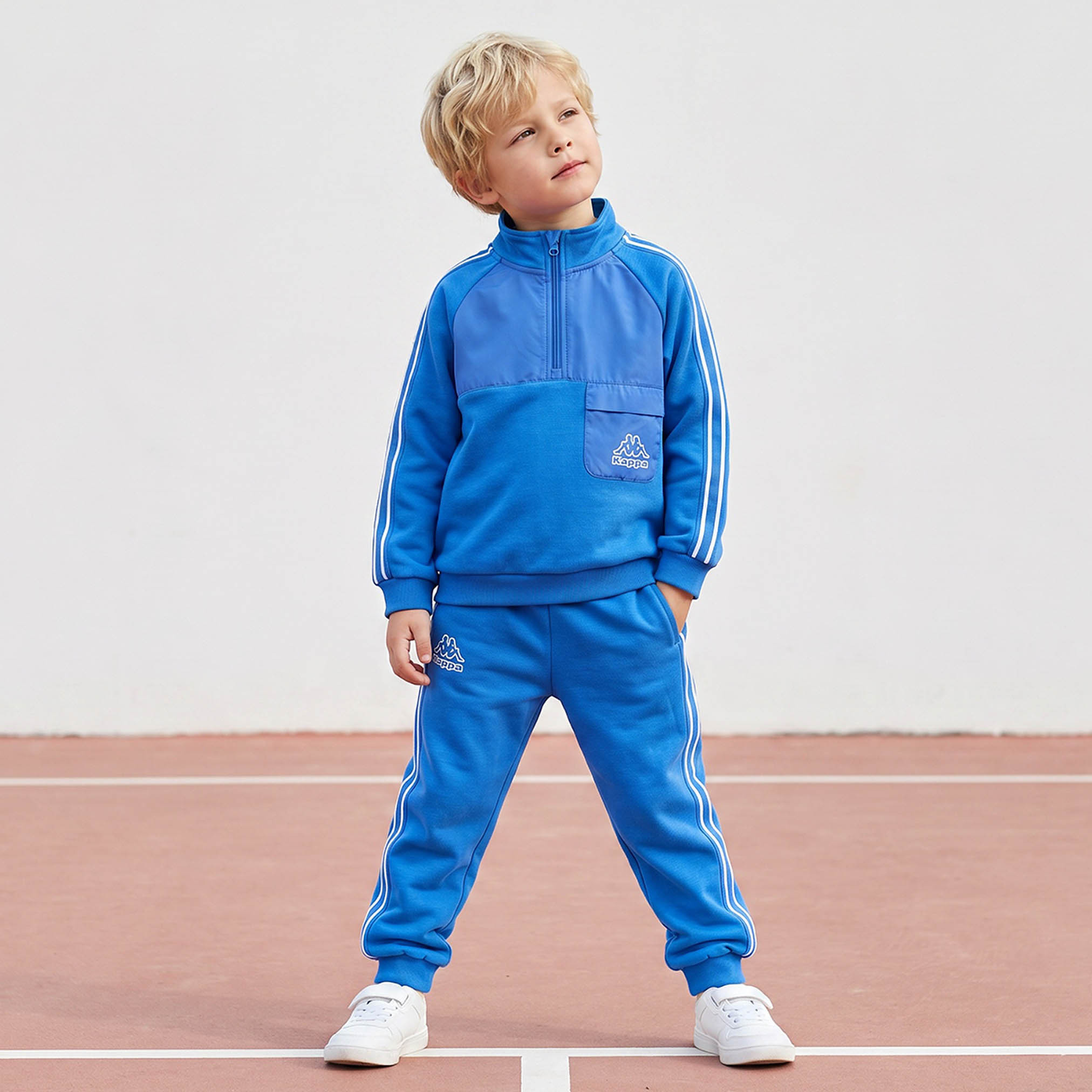 طقم سويت شيرت بياقة عالية وأكمام طويلة وبنطلون رياضي بطبعة شعار من كابا-boys-clothing-setsandcoords-image-1