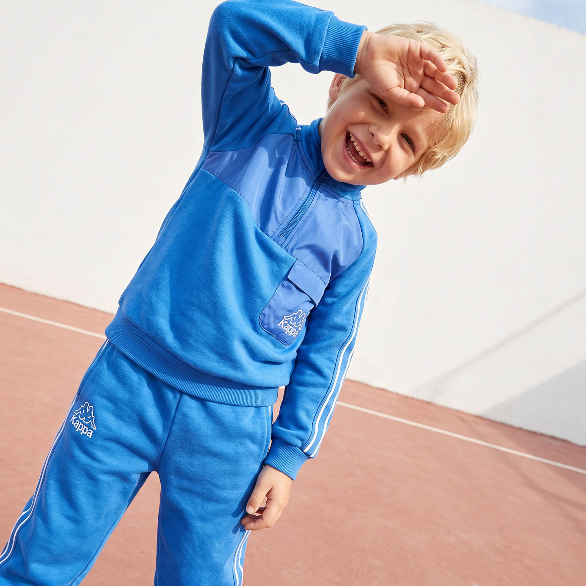 طقم سويت شيرت بياقة عالية وأكمام طويلة وبنطلون رياضي بطبعة شعار من كابا-boys-clothing-setsandcoords-image-2
