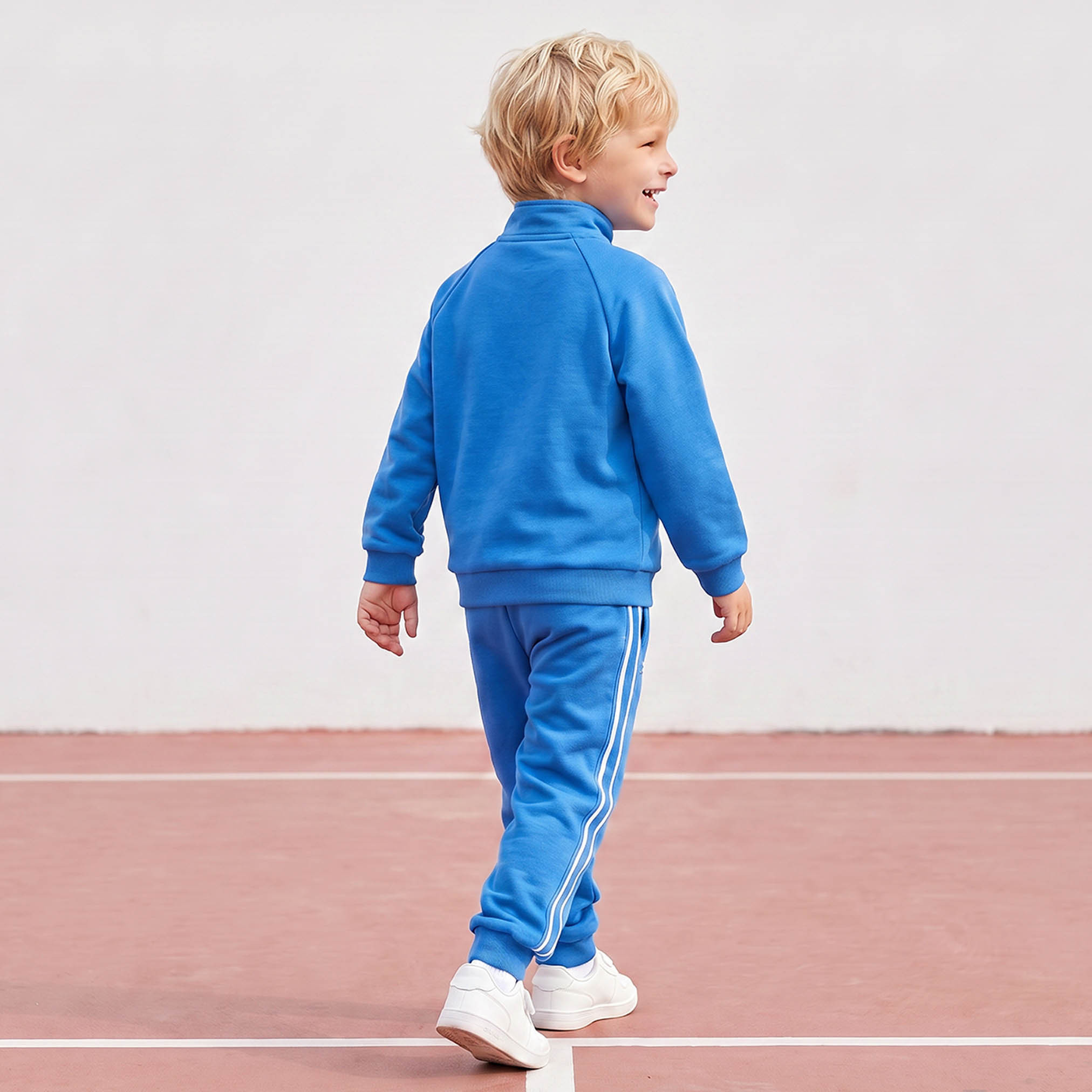 طقم سويت شيرت بياقة عالية وأكمام طويلة وبنطلون رياضي بطبعة شعار من كابا-boys-clothing-setsandcoords-image-4