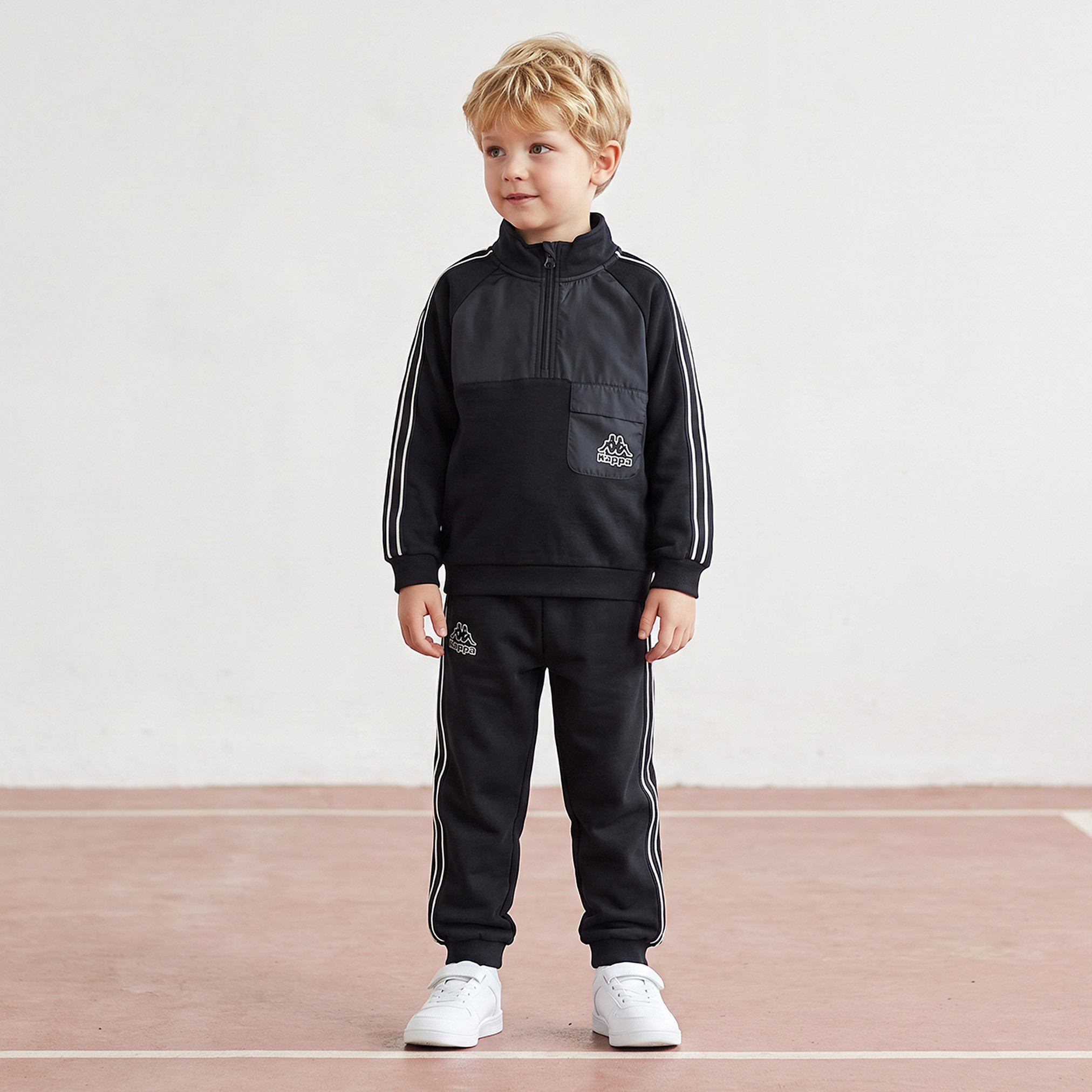 طقم سويت شيرت بياقة عالية وأكمام طويلة وبنطلون رياضي بطبعة شعار من كابا-boys-clothing-setsandcoords-image-1