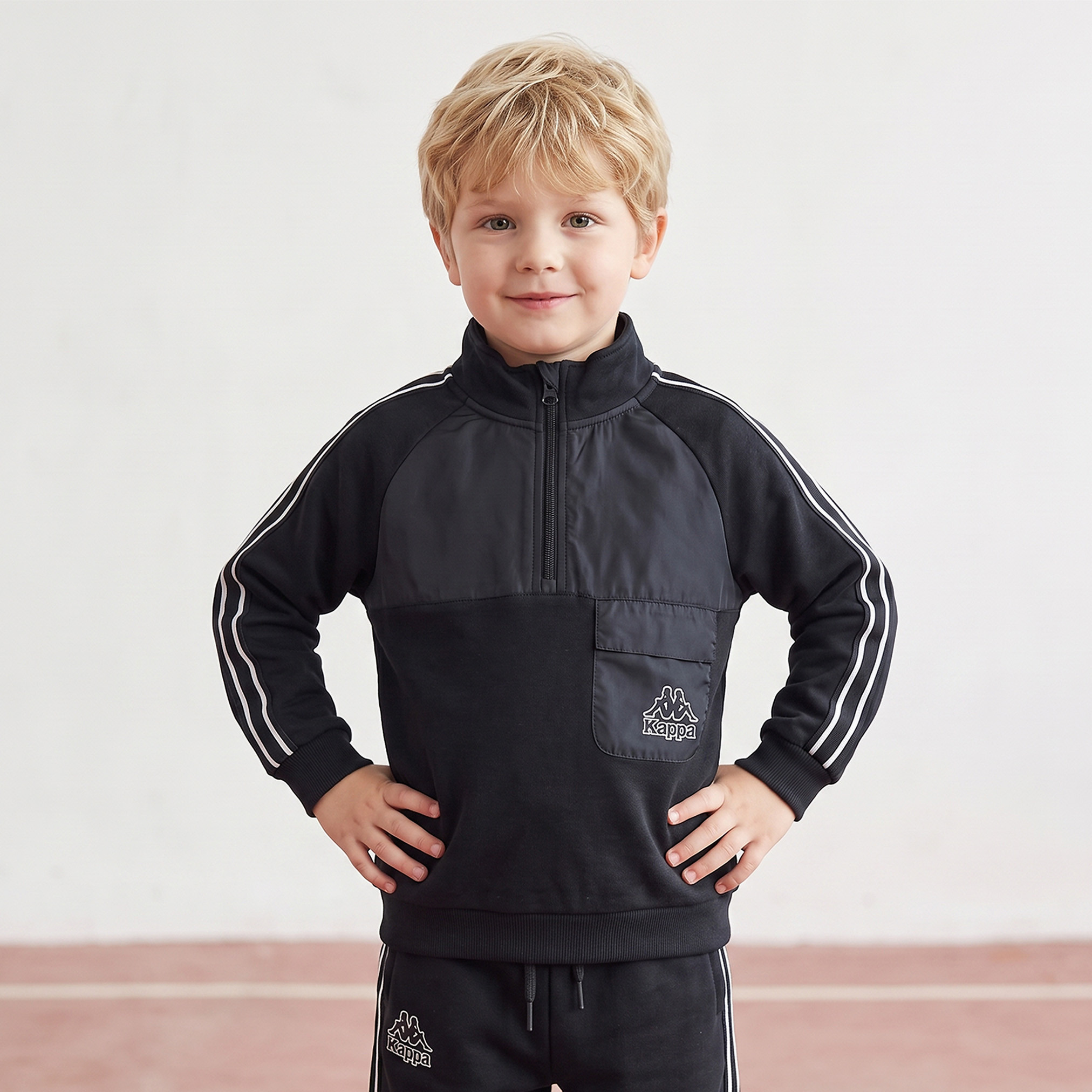 طقم سويت شيرت بياقة عالية وأكمام طويلة وبنطلون رياضي بطبعة شعار من كابا-boys-clothing-setsandcoords-image-2