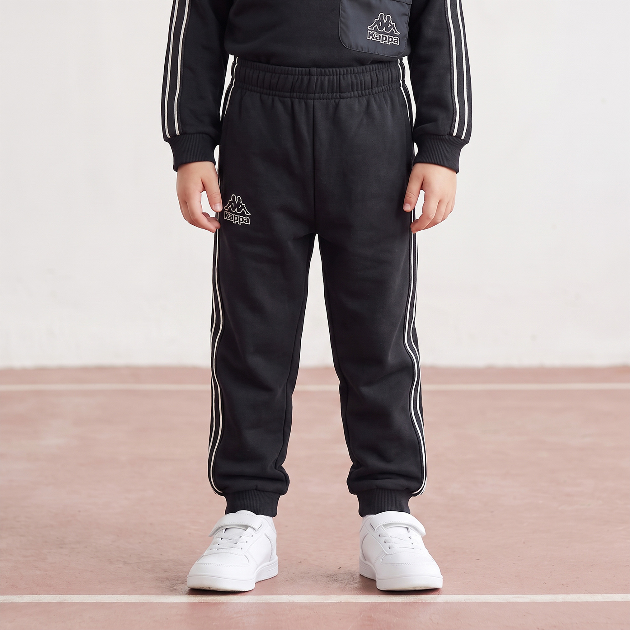 طقم سويت شيرت بياقة عالية وأكمام طويلة وبنطلون رياضي بطبعة شعار من كابا-boys-clothing-setsandcoords-image-3