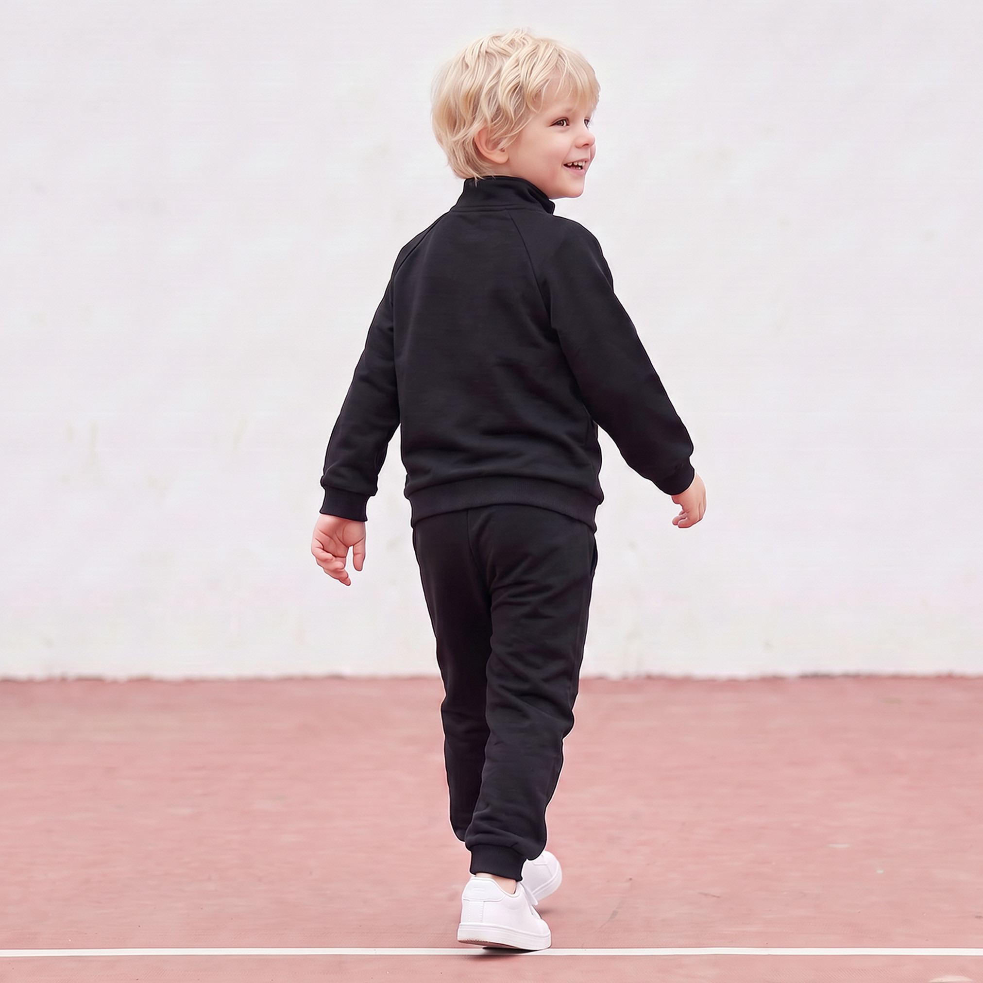 طقم سويت شيرت بياقة عالية وأكمام طويلة وبنطلون رياضي بطبعة شعار من كابا-boys-clothing-setsandcoords-image-4