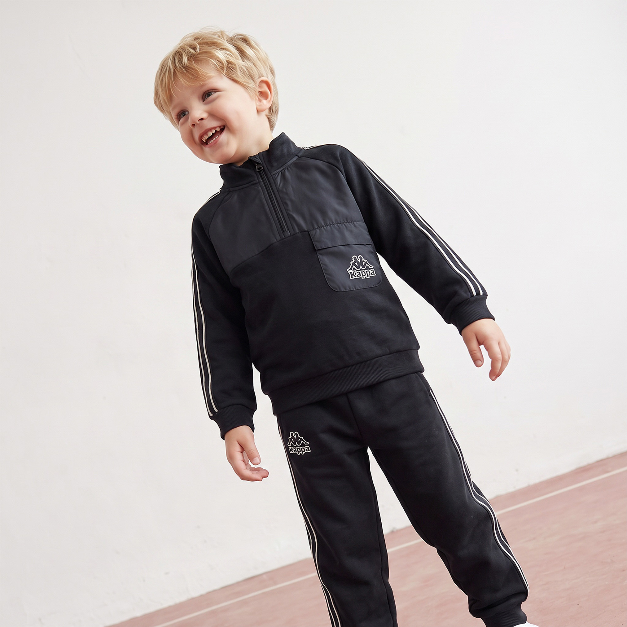 طقم سويت شيرت بياقة عالية وأكمام طويلة وبنطلون رياضي بطبعة شعار من كابا-boys-clothing-setsandcoords-image-7