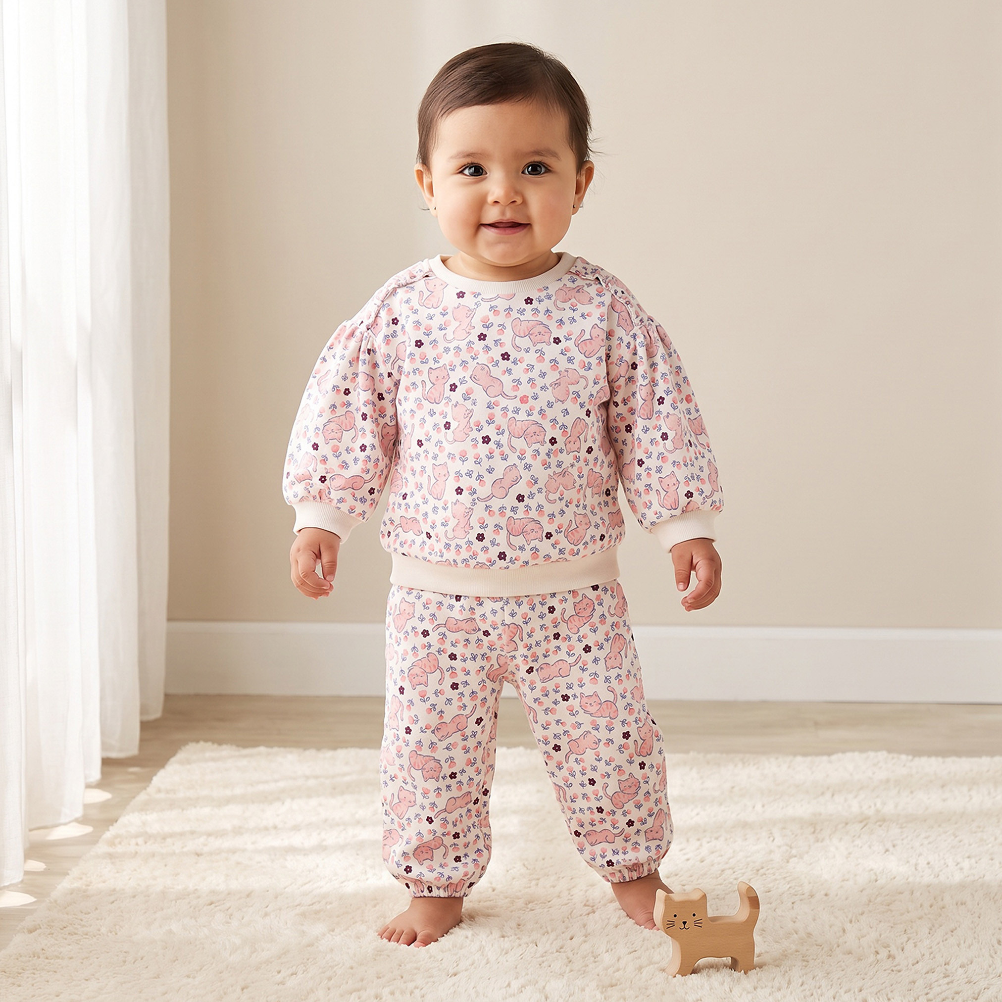 طقم سويت شيرت بياقة ضيقة وأكمام طويلة وبنطلون رياضي بطبعات قطة من جونيورز-baby-girls-clothing-setsandcoords-image-1