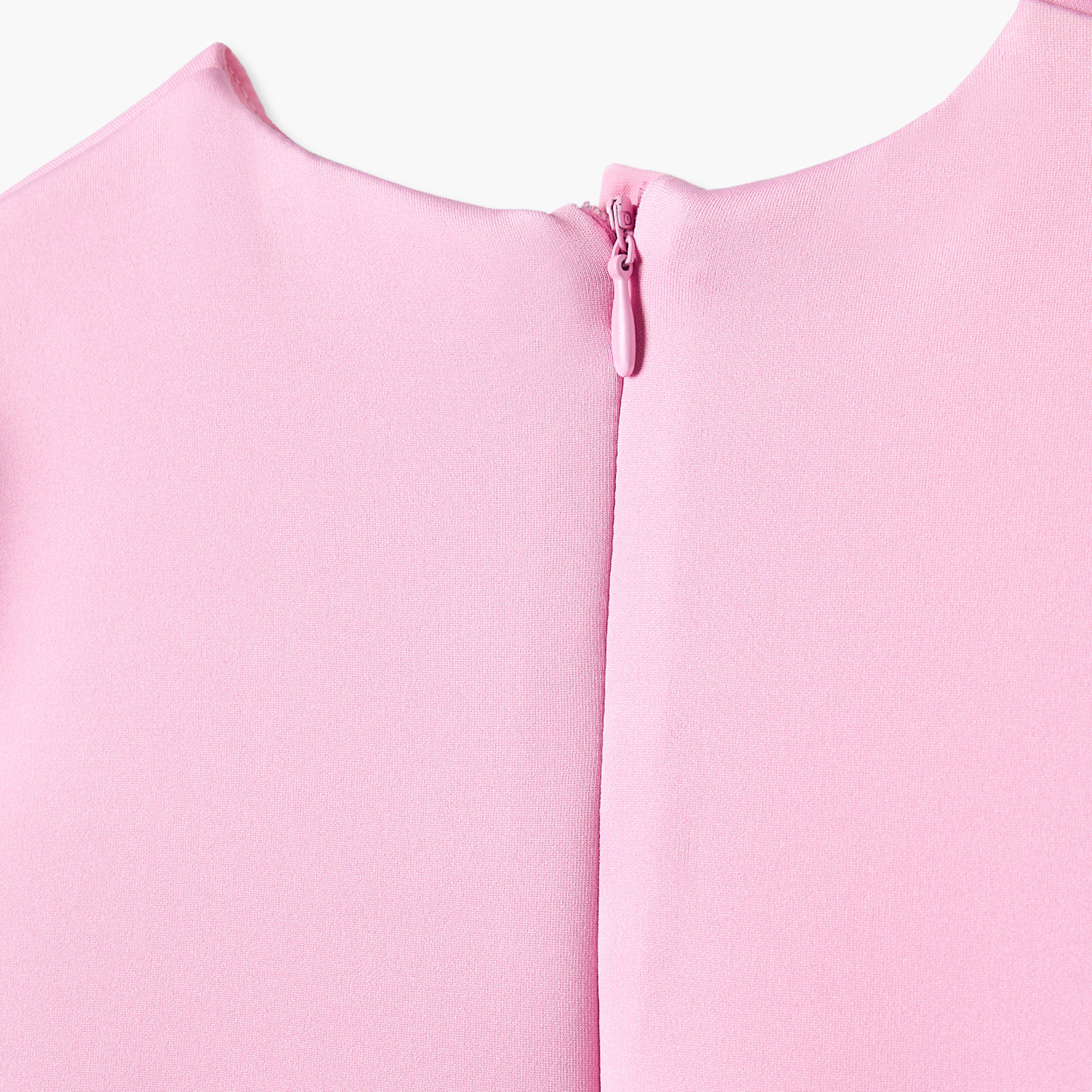 فستان بطول الركبة بياقة مستديرة وأكمام طويلة مع تفاصيل فيونكة من جونيورز-baby-girls-clothing-dressesandjumpsuits-image-4