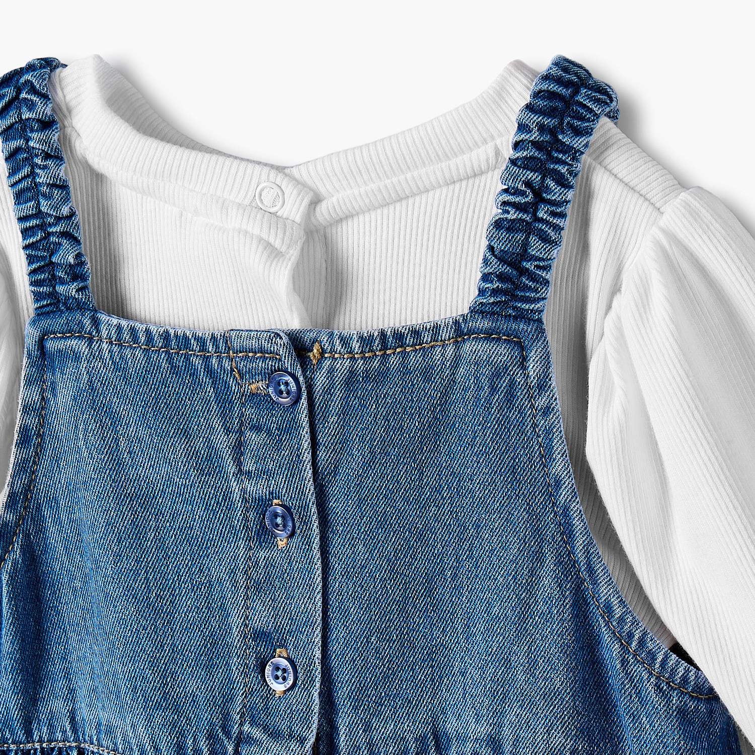 فستان دنغري بياقة مربعة وأكمام بدون أكمام بطول الركبة مع زينة فيونكة من جونيورز-baby-girls-clothing-dressesandjumpsuits-image-7