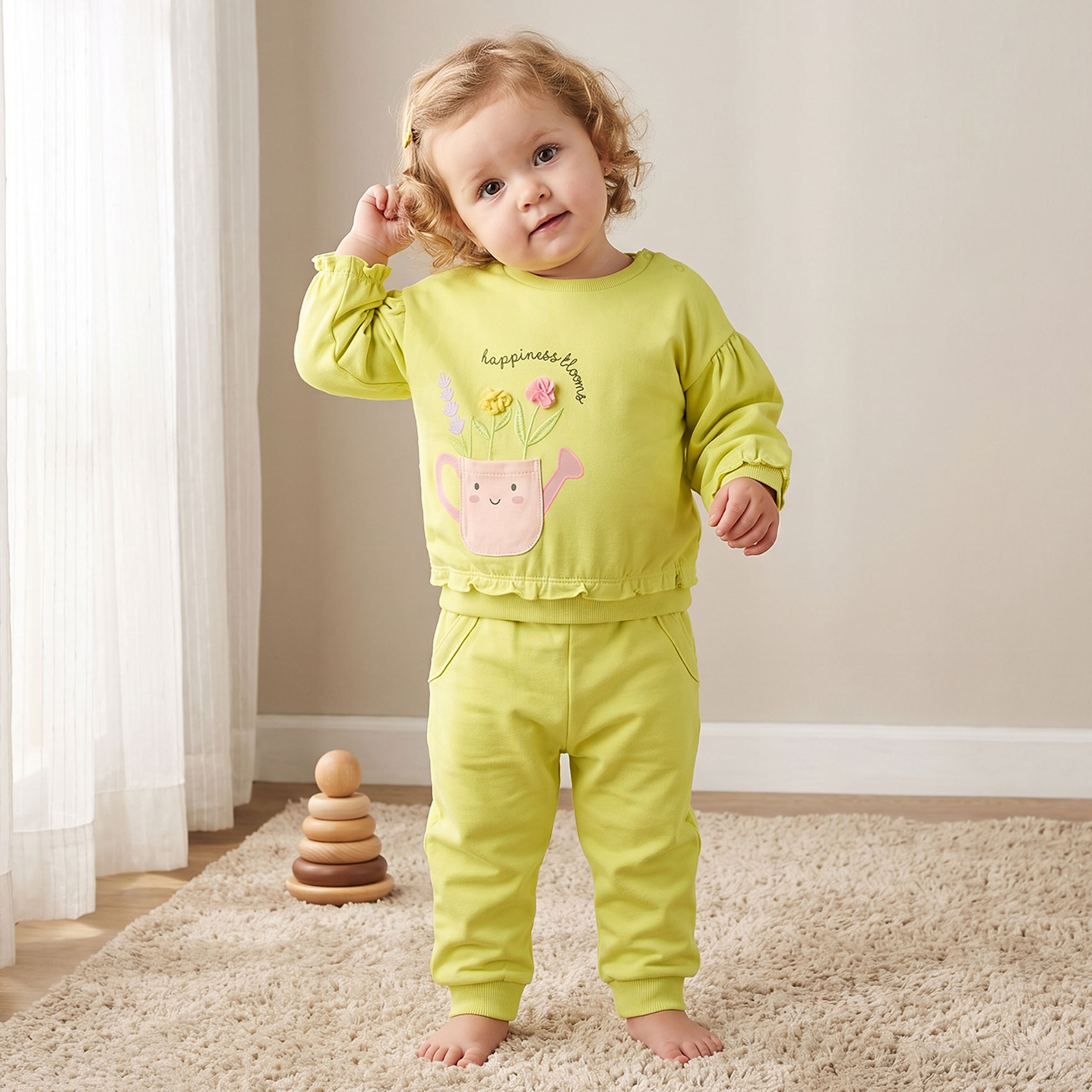 طقم سويت شيرت بأكمام طويلة ورقبة دائرية وبنطلون رياضي مزين بتطريزات زهرية من جونيورز-baby-girls-clothing-setsandcoords-image-1