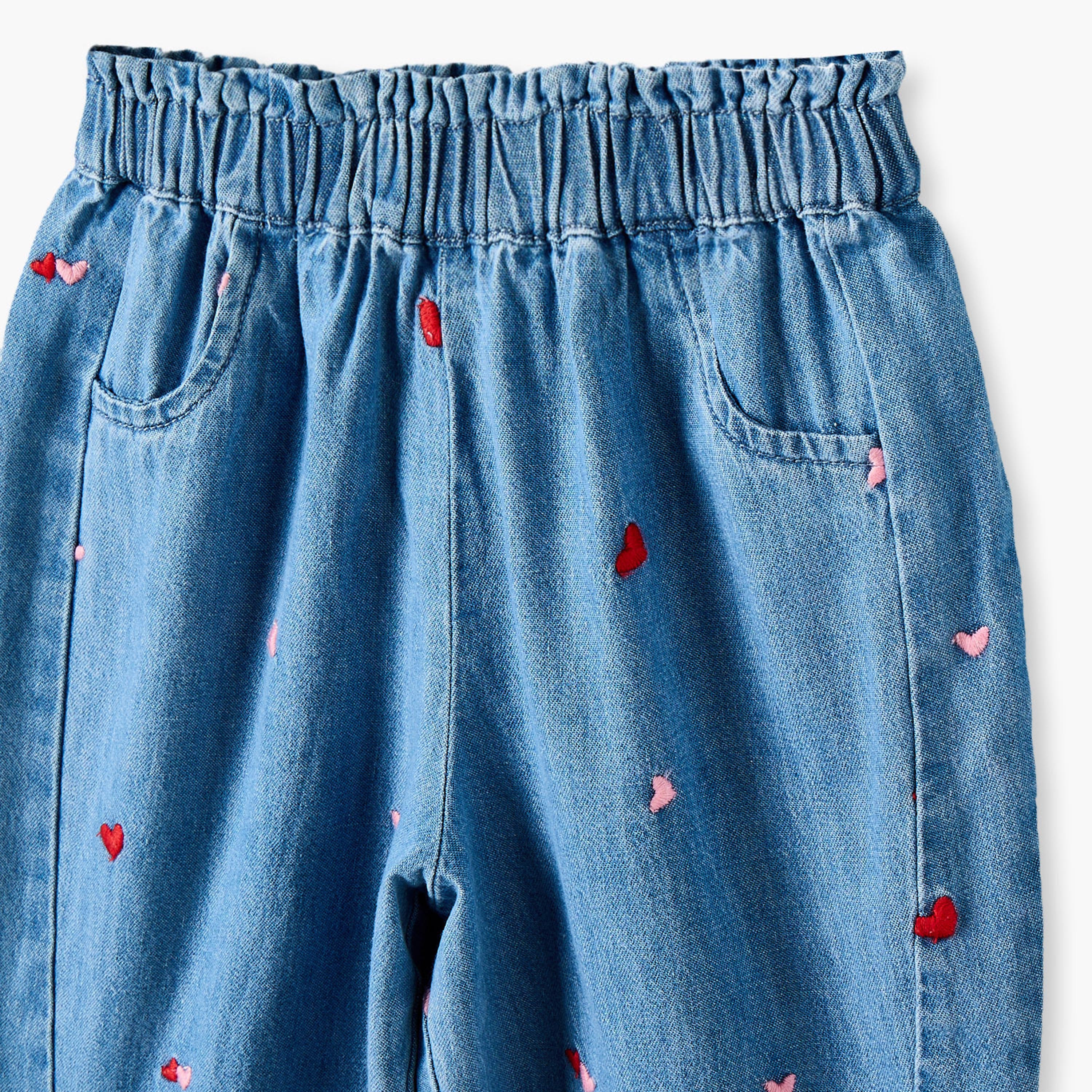 بنطلون دينم قطن بقصة بالون وتطريز قلوب وخصر مطاطي من جونيورز-baby-girls-clothing-bottoms-jeans-image-3