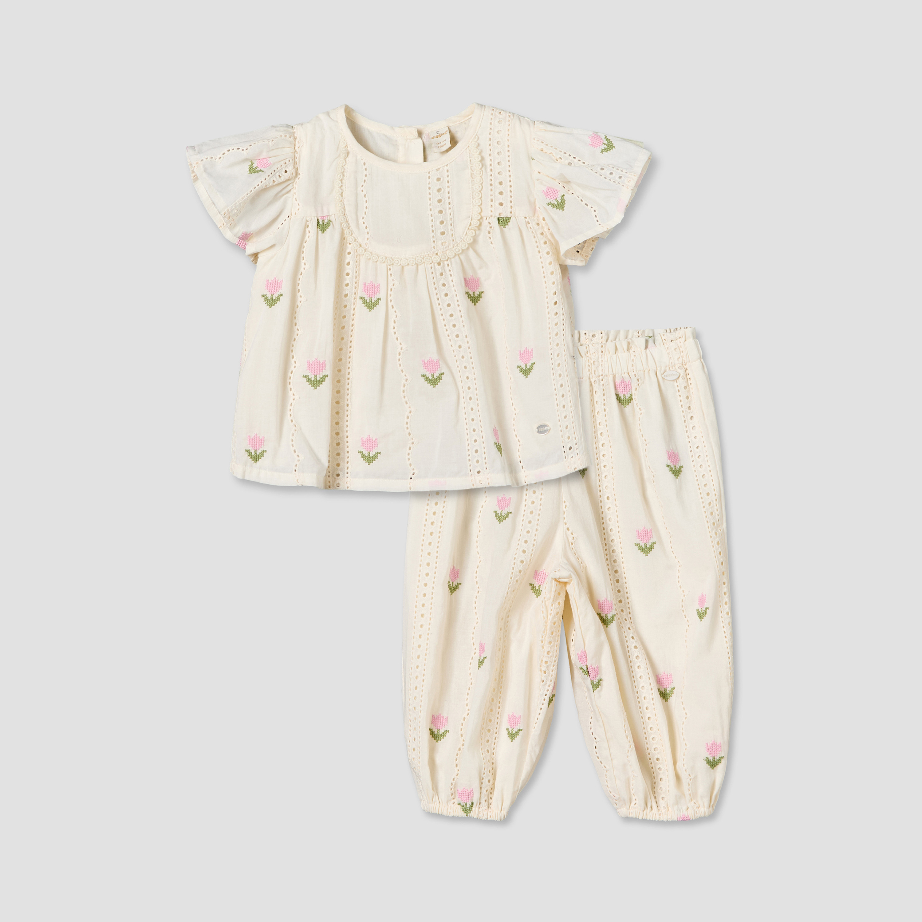 طقم بنطلون وبلوزة برقبة مستديرة وأكمام قصيرة وتطريز زهري من جيجلز-baby-girls-clothing-setsandcoords-image-1
