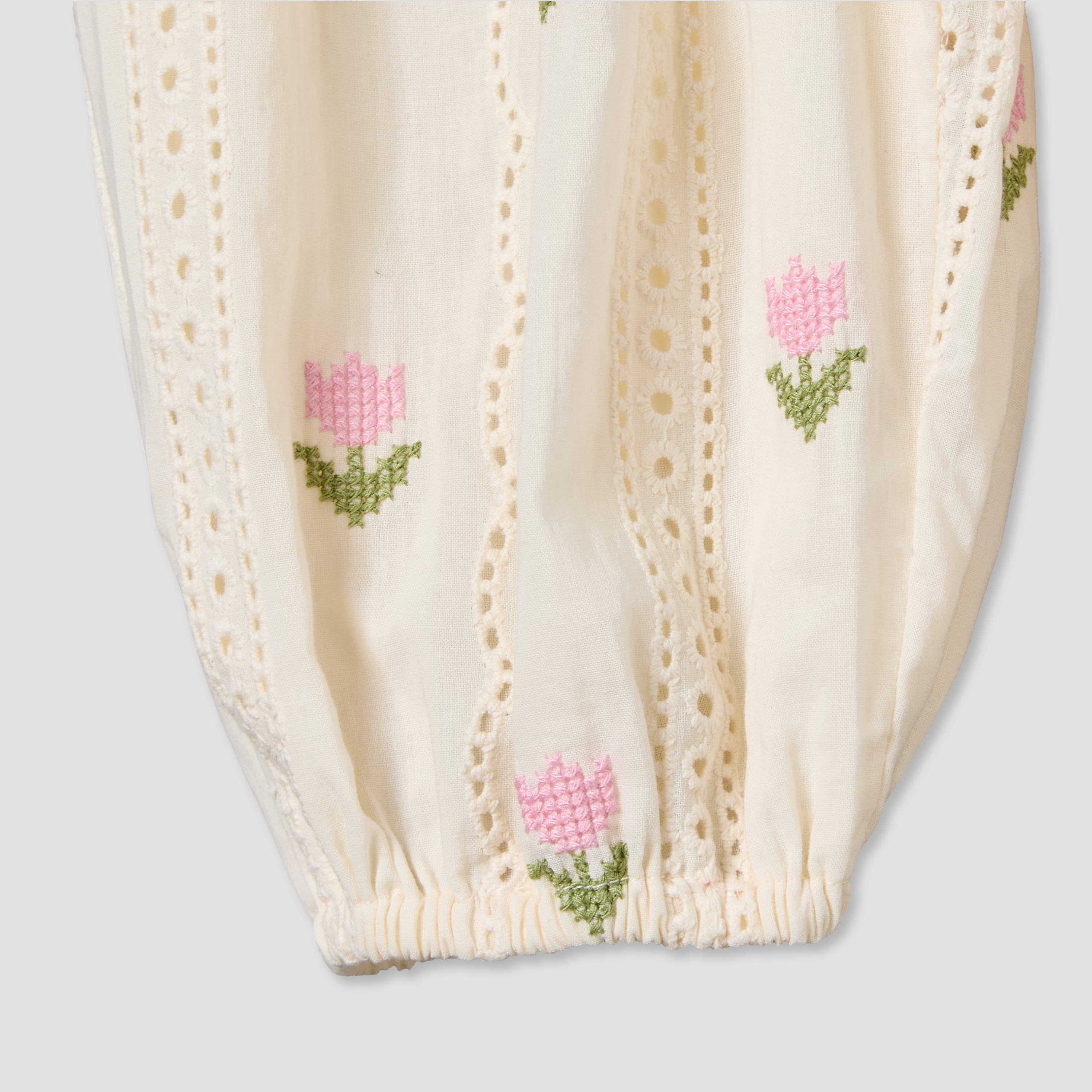 طقم بنطلون وبلوزة برقبة مستديرة وأكمام قصيرة وتطريز زهري من جيجلز-baby-girls-clothing-setsandcoords-image-10