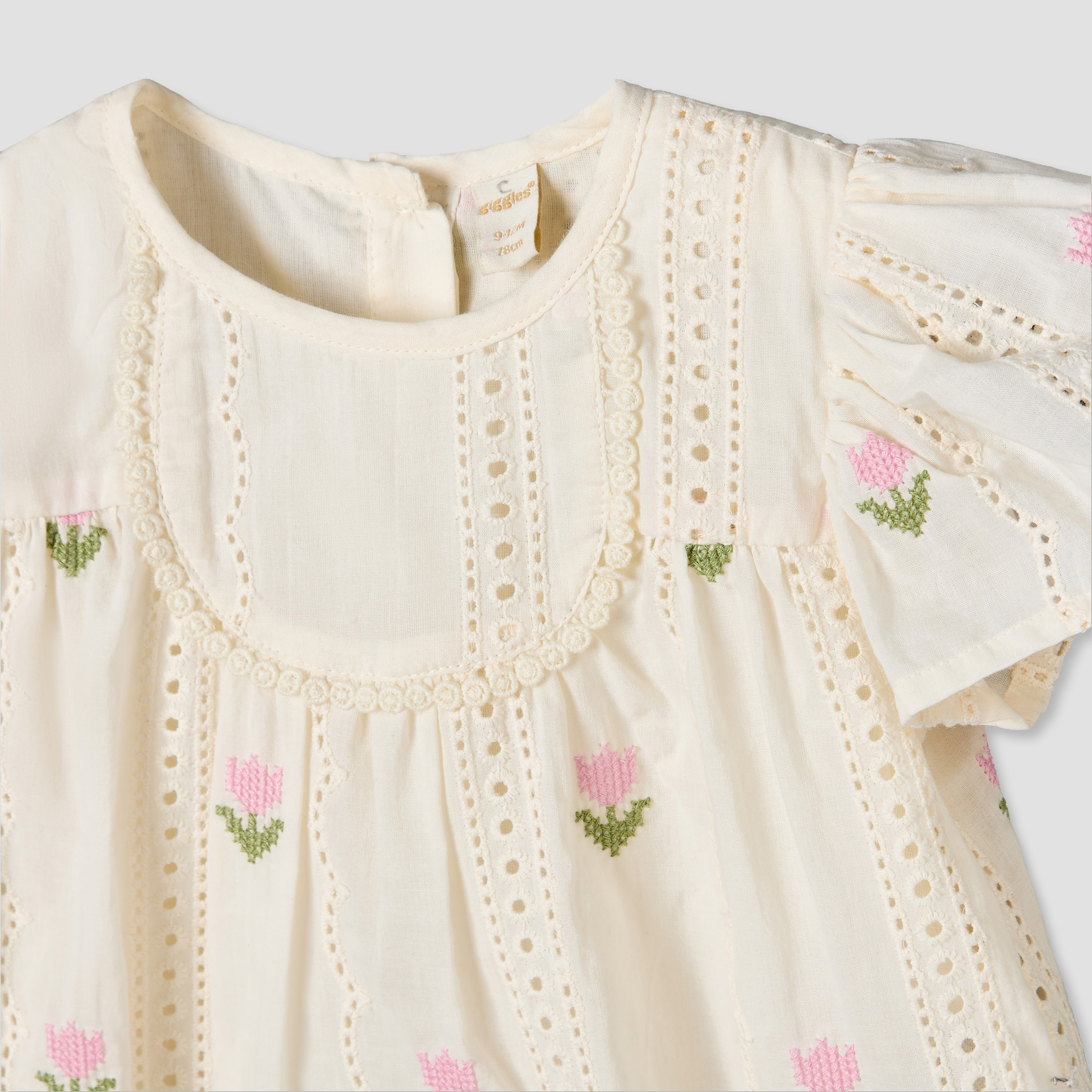 طقم بنطلون وبلوزة برقبة مستديرة وأكمام قصيرة وتطريز زهري من جيجلز-baby-girls-clothing-setsandcoords-image-6