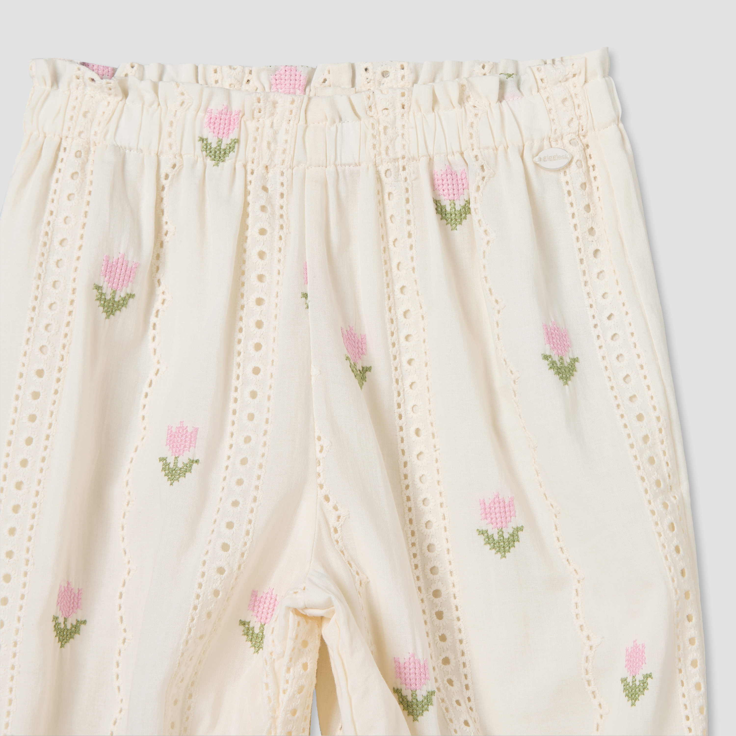 طقم بنطلون وبلوزة برقبة مستديرة وأكمام قصيرة وتطريز زهري من جيجلز-baby-girls-clothing-setsandcoords-image-9