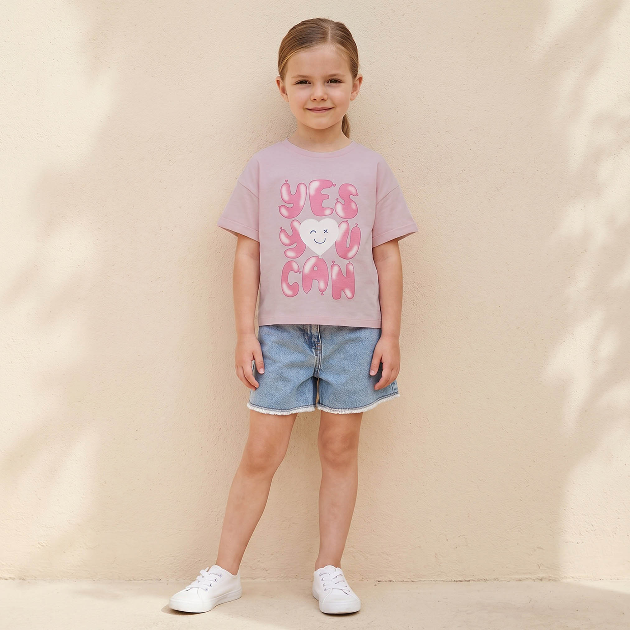 تيشيرت بياقة ضيقة وأكمام قصيرة وطبعات شعار من جونيورز-girls-clothing-tshirts-image-2