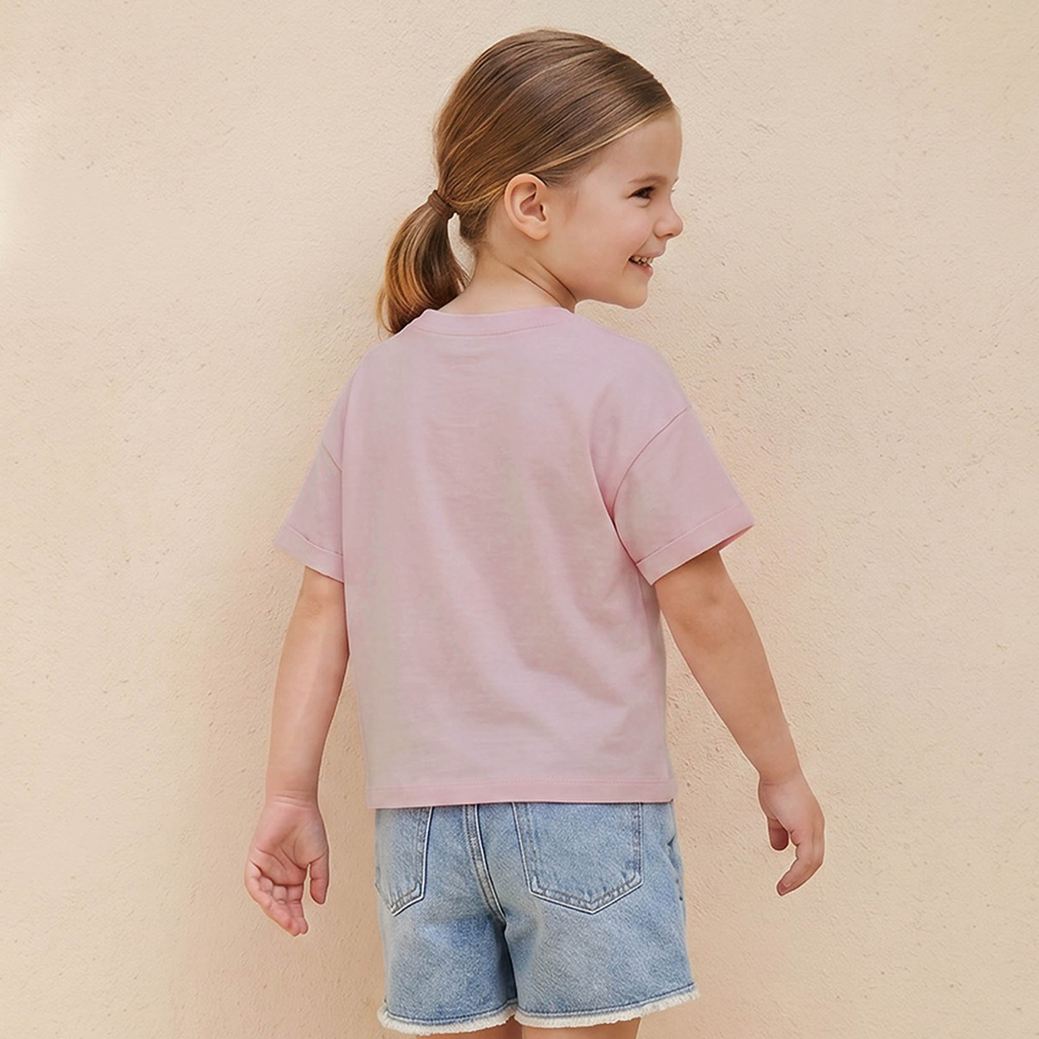 تيشيرت بياقة ضيقة وأكمام قصيرة وطبعات شعار من جونيورز-girls-clothing-tshirts-image-3
