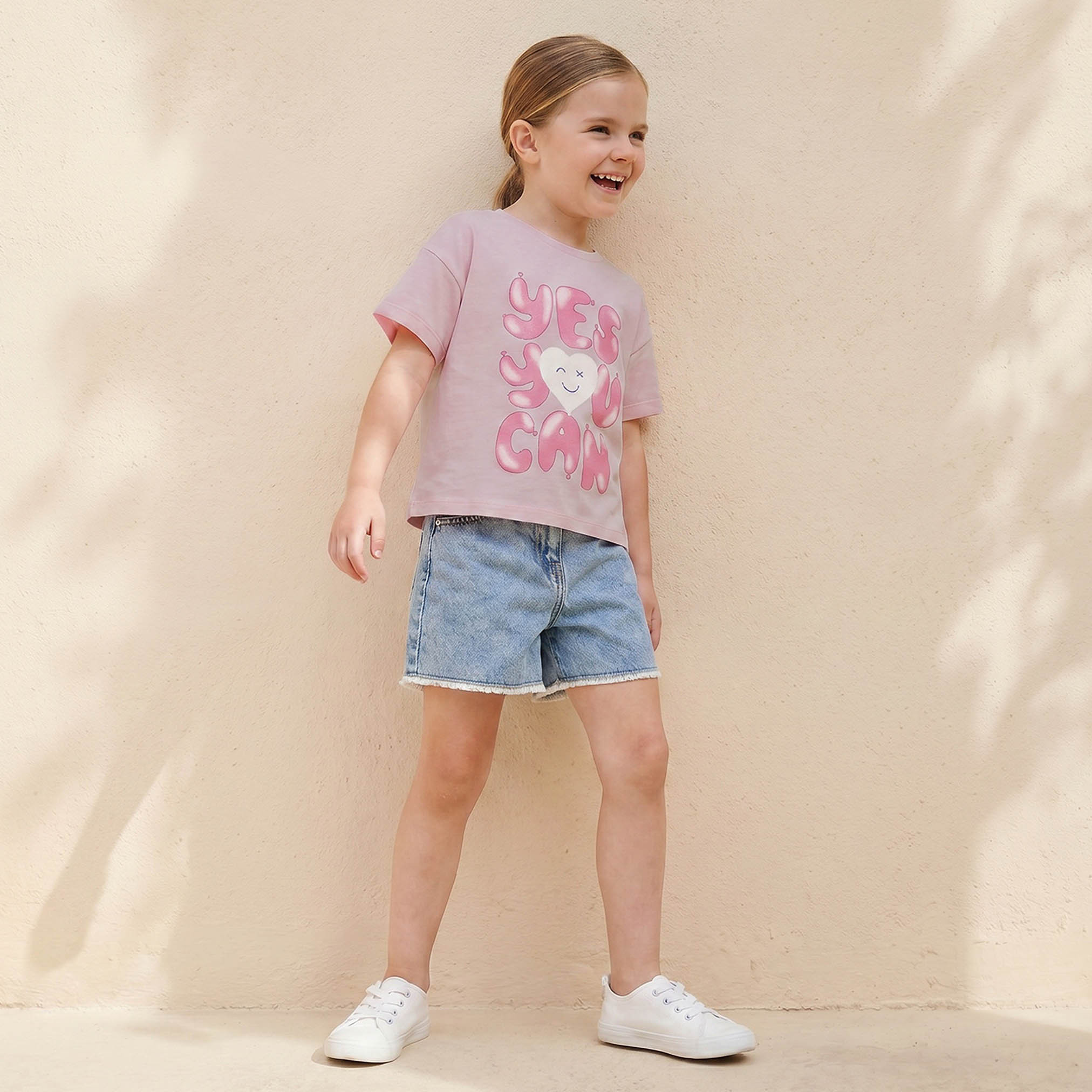 تيشيرت بياقة ضيقة وأكمام قصيرة وطبعات شعار من جونيورز-girls-clothing-tshirts-image-5