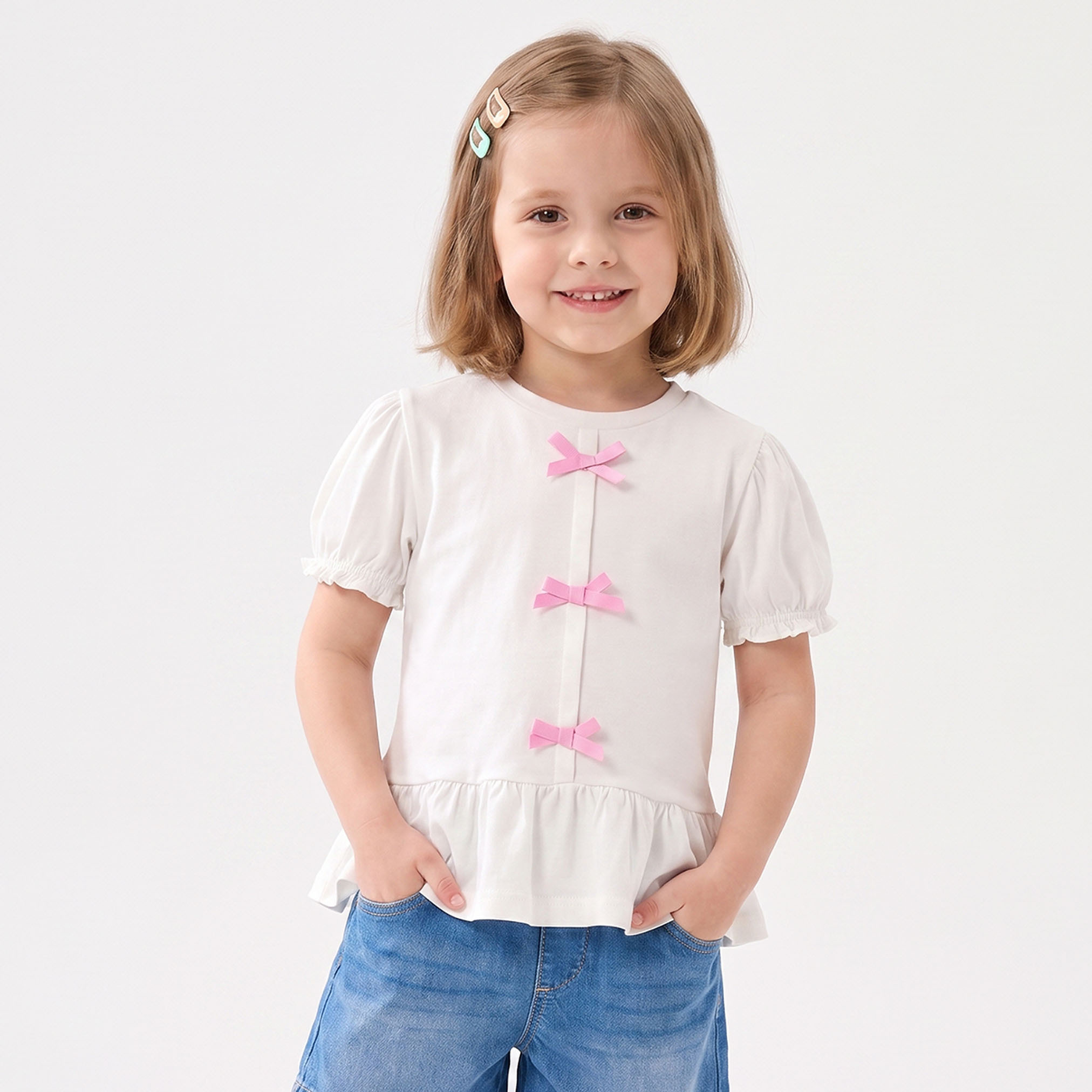بلوزة بياقة ضيقة وأكمام قصيرة وزينة فيونكة من جونيورز-baby-girls-clothing-blousesandshirts-image-1