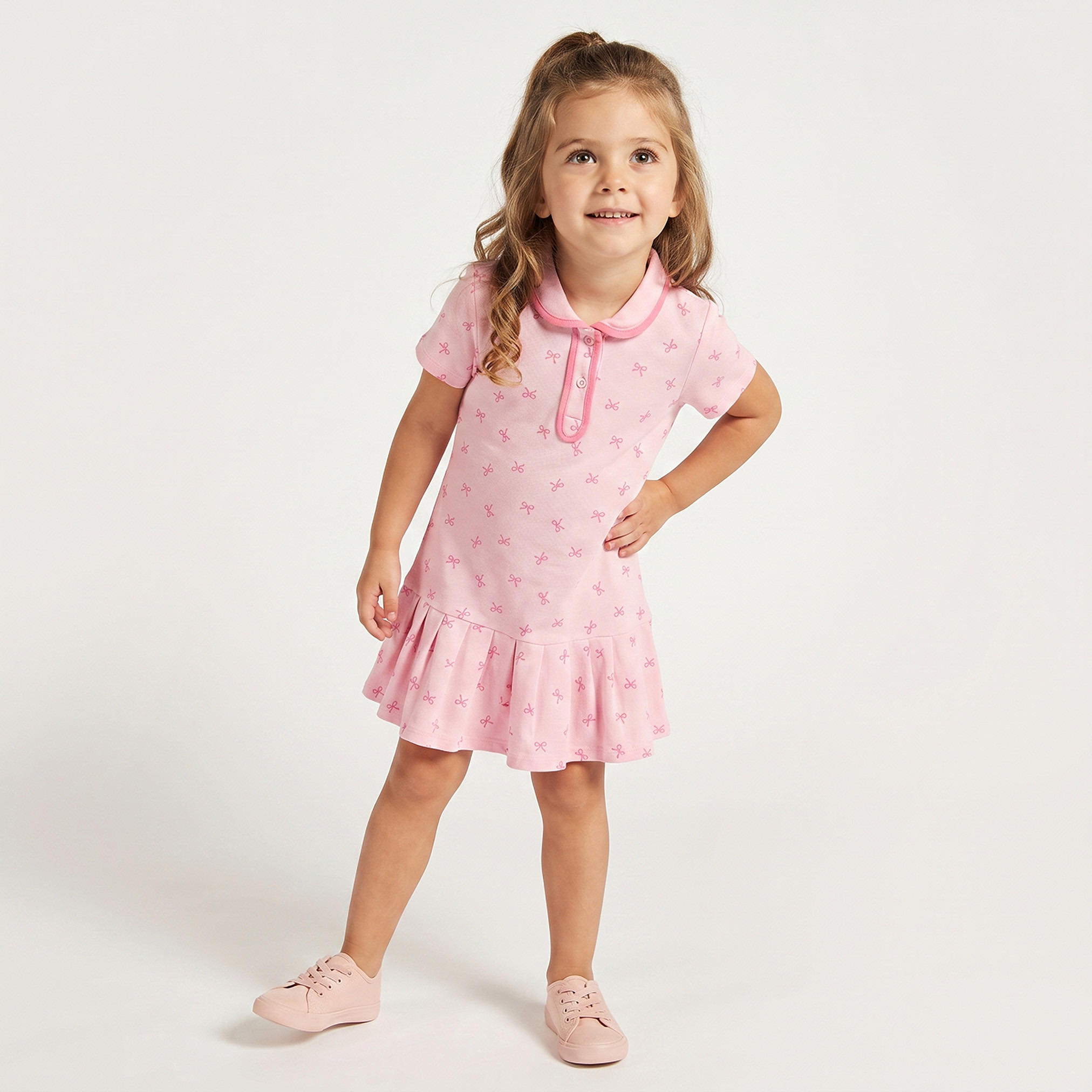 فستان بطول الركبة وياقة بولو وأكمام قصيرة وخصر منسدل وطبعات فيونكة من جونيورز-girls-clothing-dressesandjumpsuits-image-5