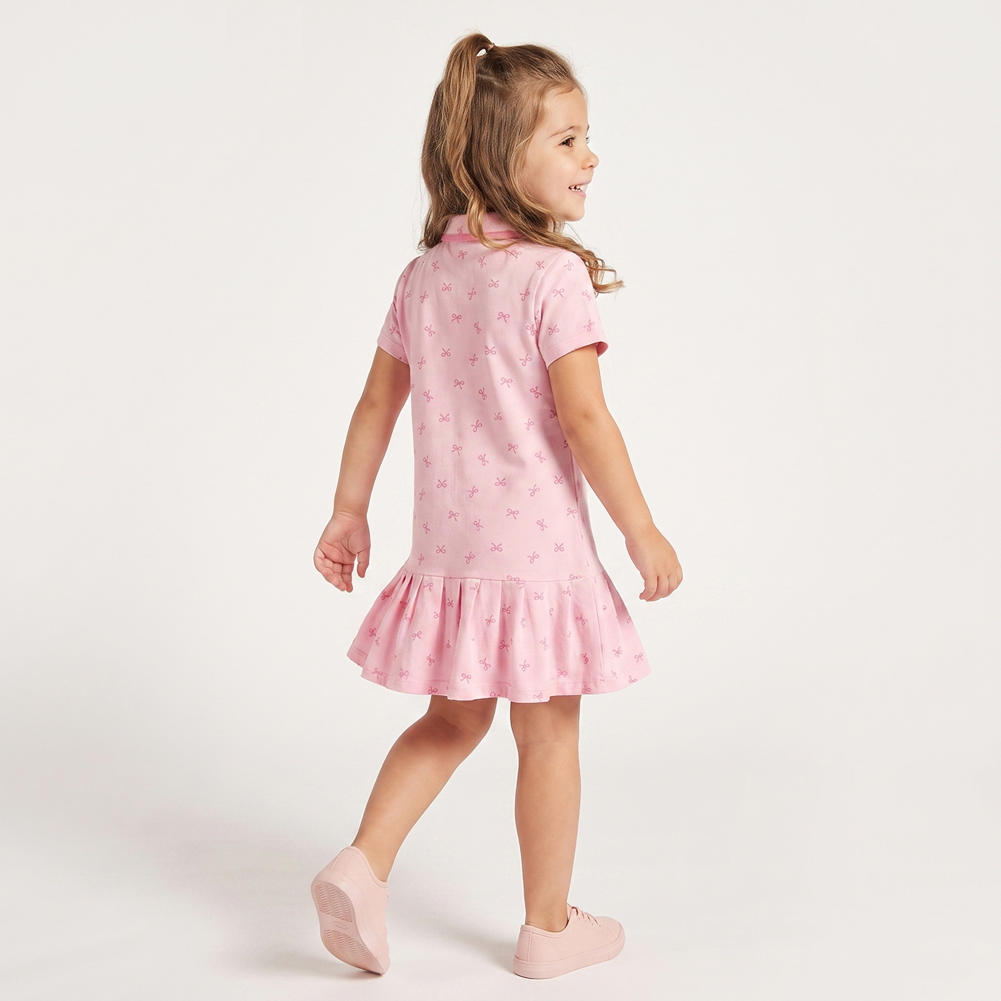 فستان بطول الركبة وياقة بولو وأكمام قصيرة وخصر منسدل وطبعات فيونكة من جونيورز-girls-clothing-dressesandjumpsuits-image-2