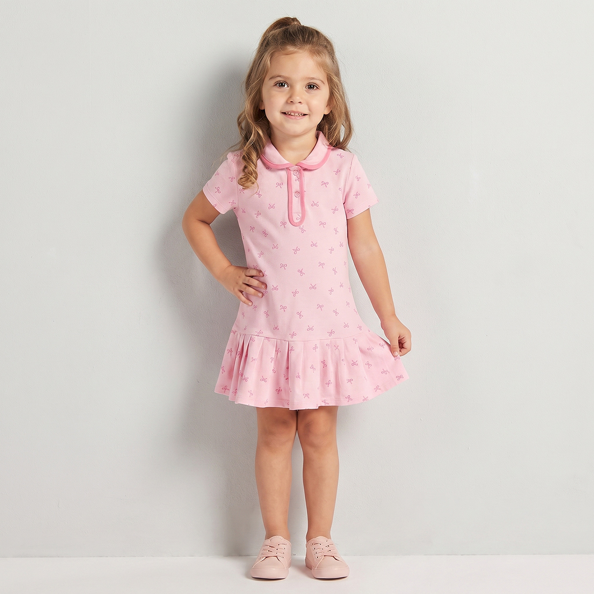 فستان بطول الركبة وياقة بولو وأكمام قصيرة وخصر منسدل وطبعات فيونكة من جونيورز-girls-clothing-dressesandjumpsuits-image-6