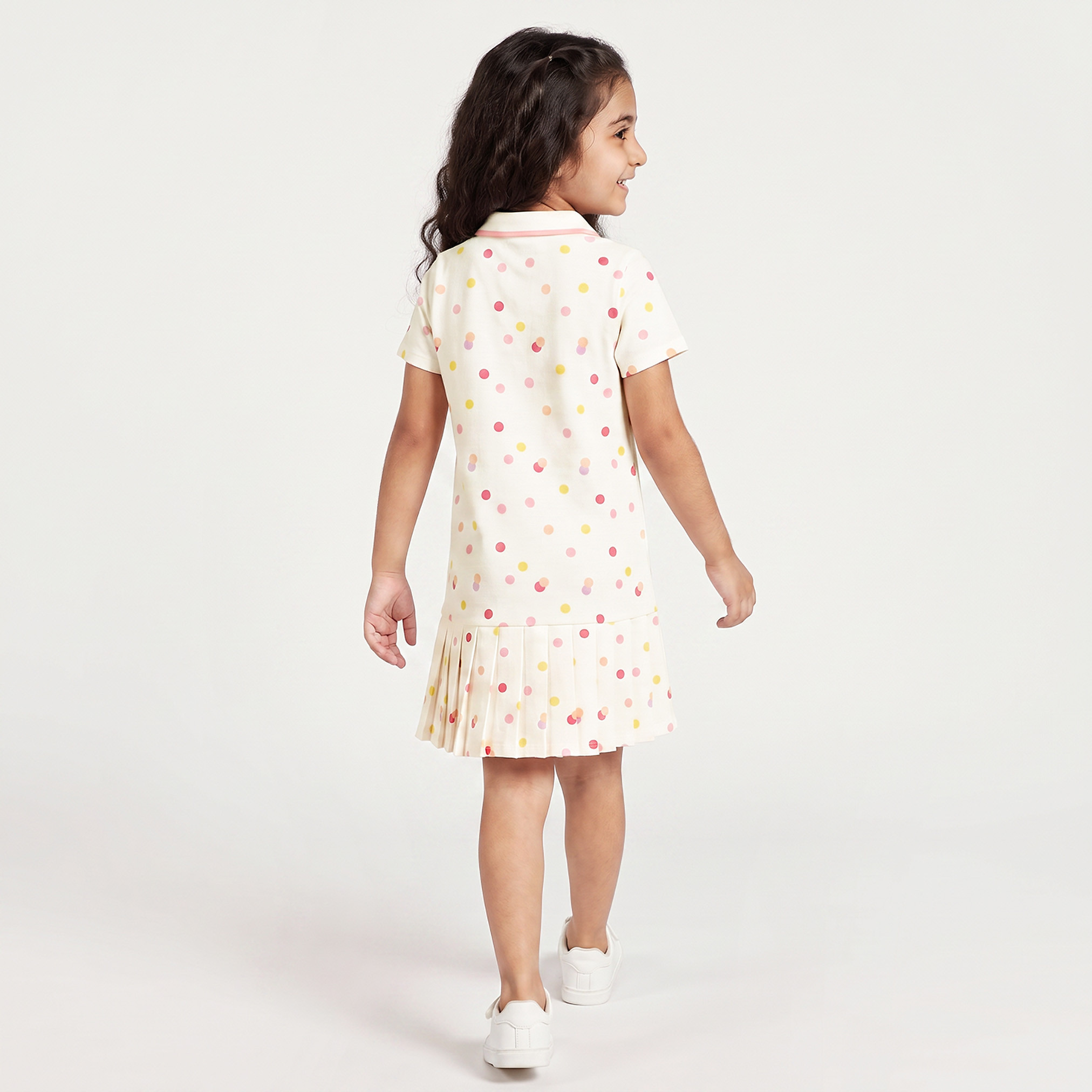فستان بطول الركبة وياقة وأكمام قصيرة وخصر منسدل وطبعات منقطة من جونيورز-girls-clothing-dressesandjumpsuits-image-2