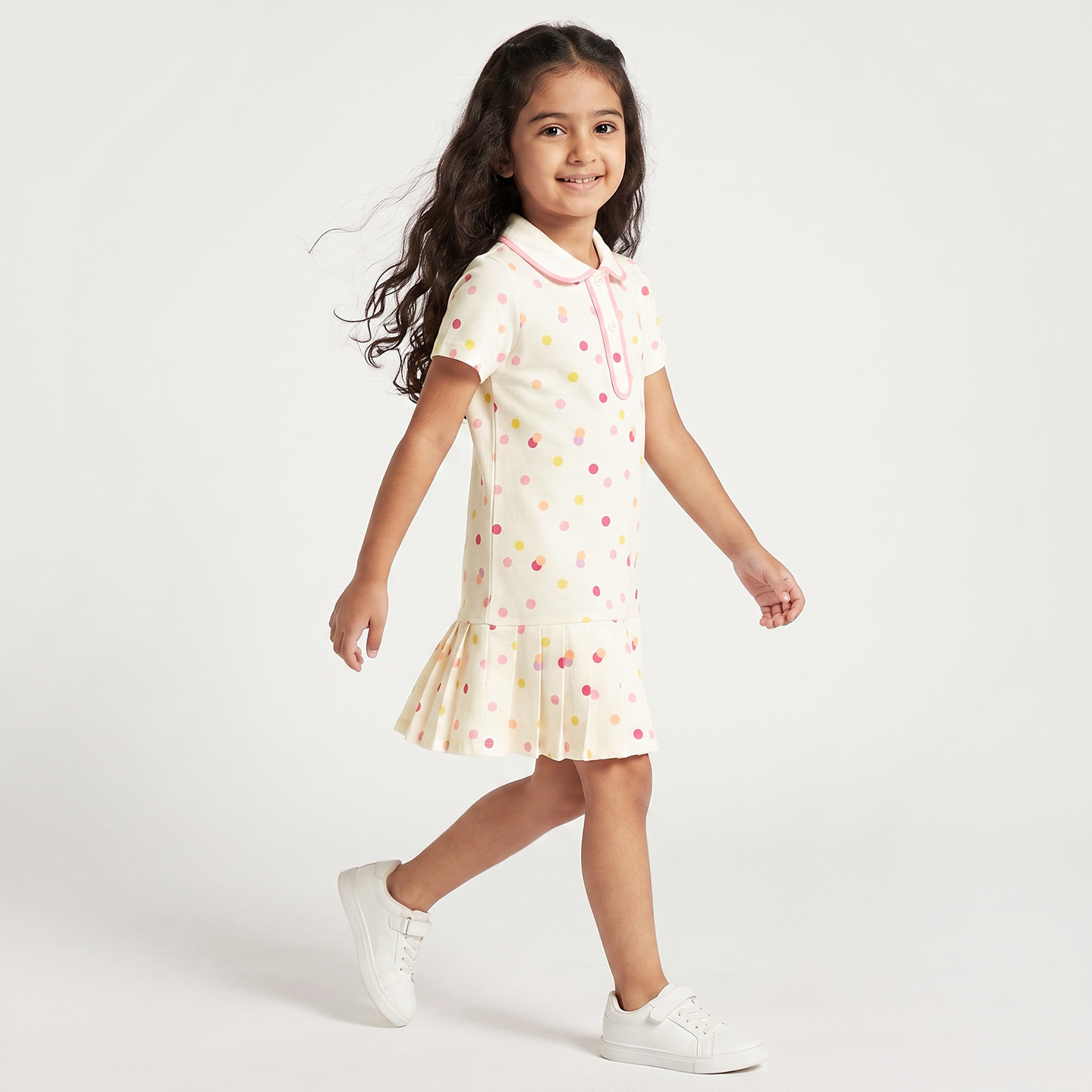 فستان بطول الركبة وياقة وأكمام قصيرة وخصر منسدل وطبعات منقطة من جونيورز-girls-clothing-dressesandjumpsuits-image-4
