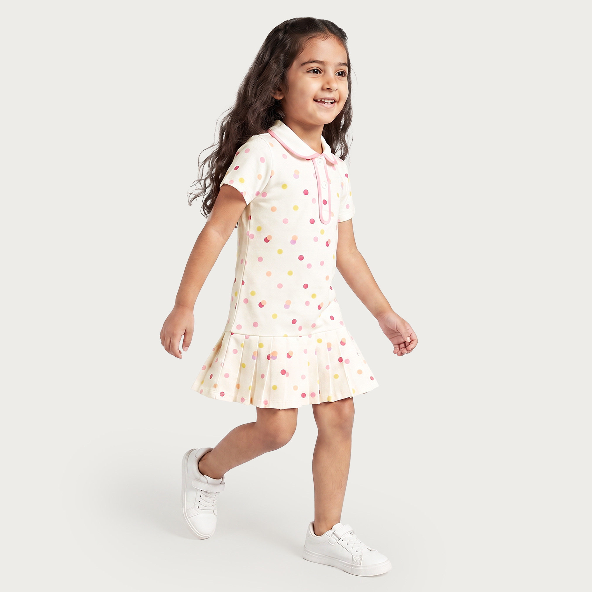 فستان بطول الركبة وياقة وأكمام قصيرة وخصر منسدل وطبعات منقطة من جونيورز-girls-clothing-dressesandjumpsuits-image-6