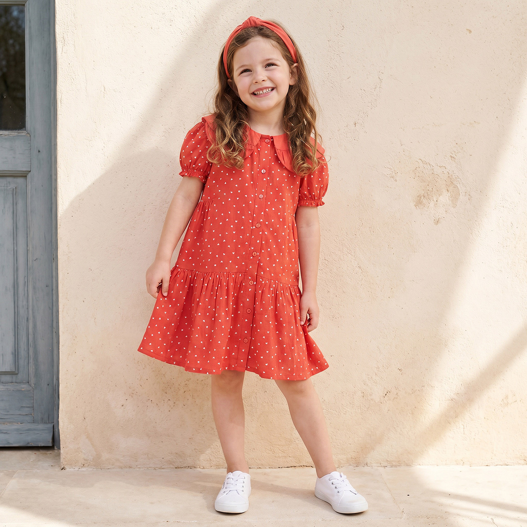 فستان بطول الركبة وياقة بيتر بان وأكمام قصيرة وطبعات قلب من جونيورز-girls-clothing-dressesandjumpsuits-image-1