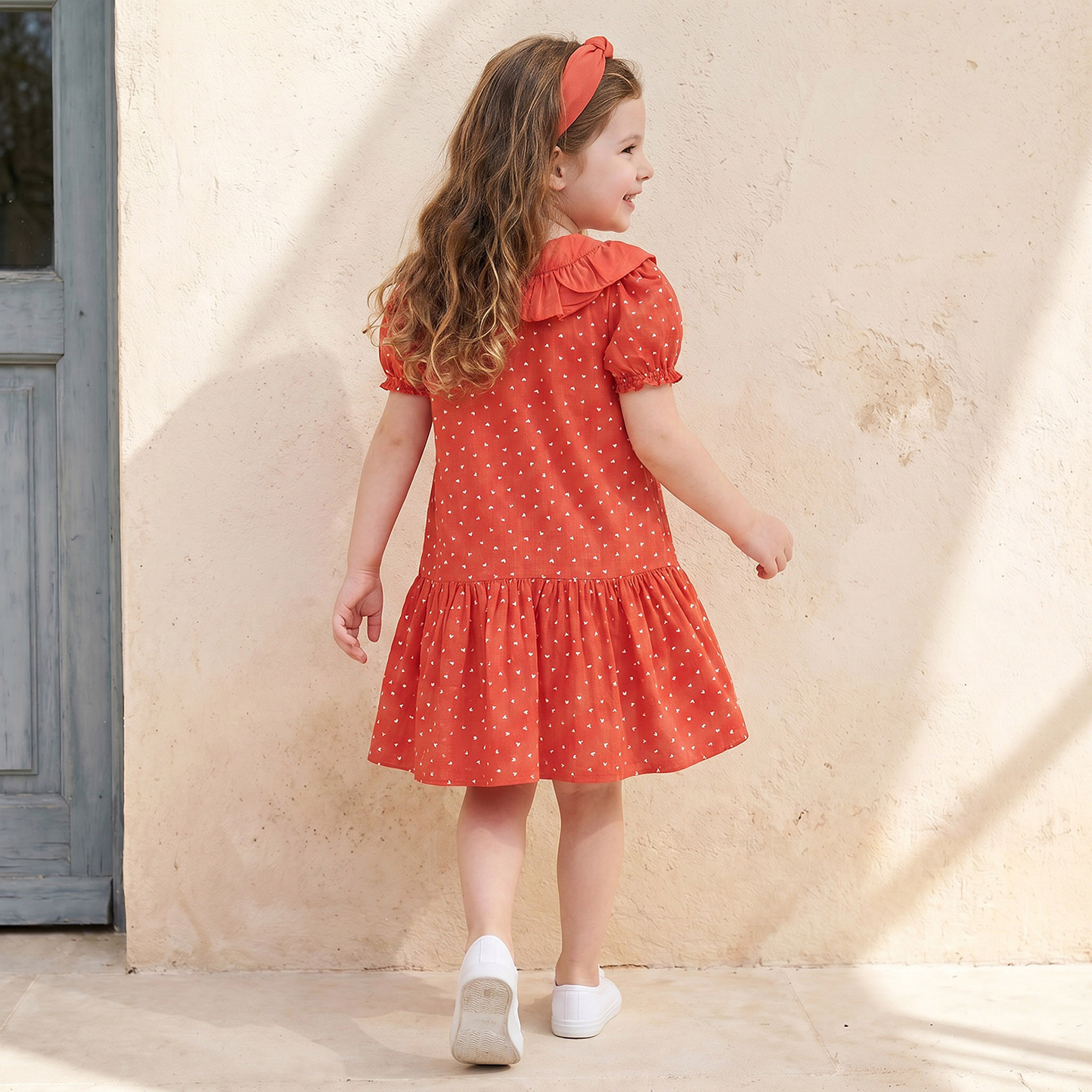 فستان بطول الركبة وياقة بيتر بان وأكمام قصيرة وطبعات قلب من جونيورز-girls-clothing-dressesandjumpsuits-image-2