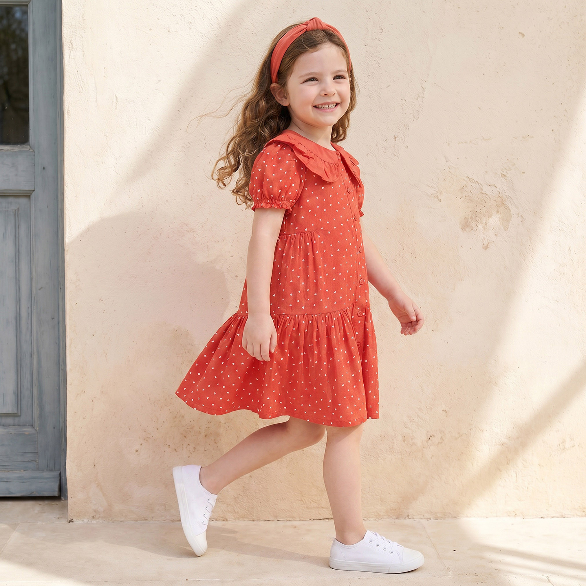 فستان بطول الركبة وياقة بيتر بان وأكمام قصيرة وطبعات قلب من جونيورز-girls-clothing-dressesandjumpsuits-image-4